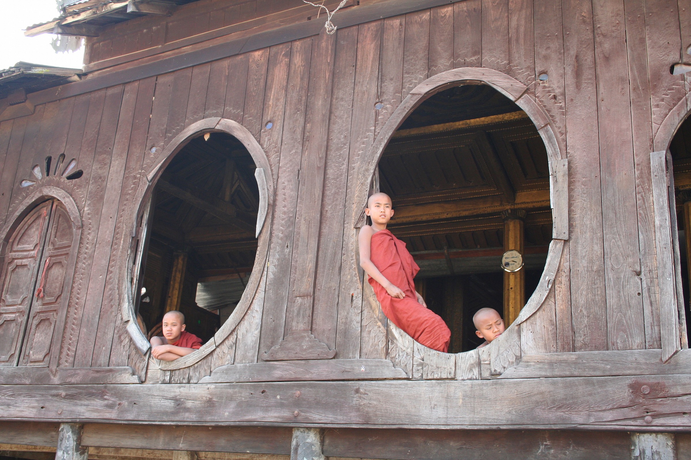 Myanmar giovani monaci alla finestra