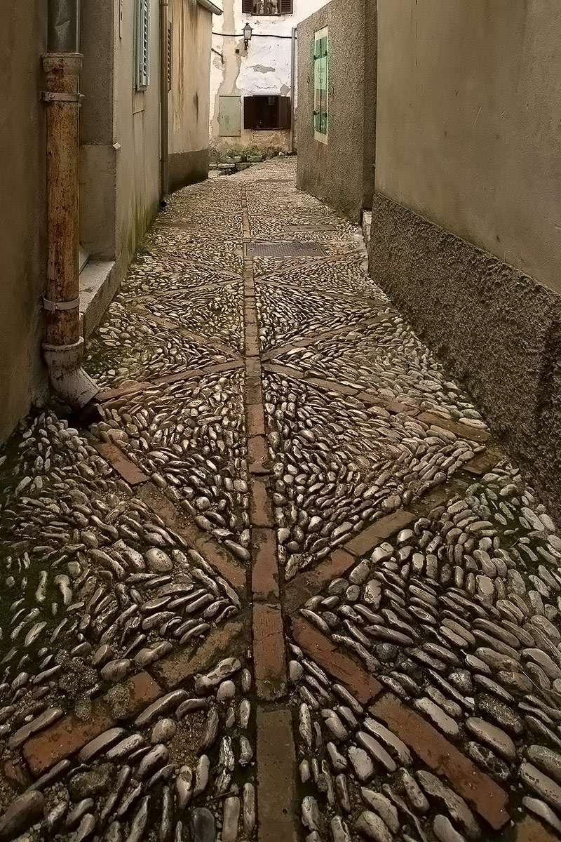 Narrow street in Moscenice