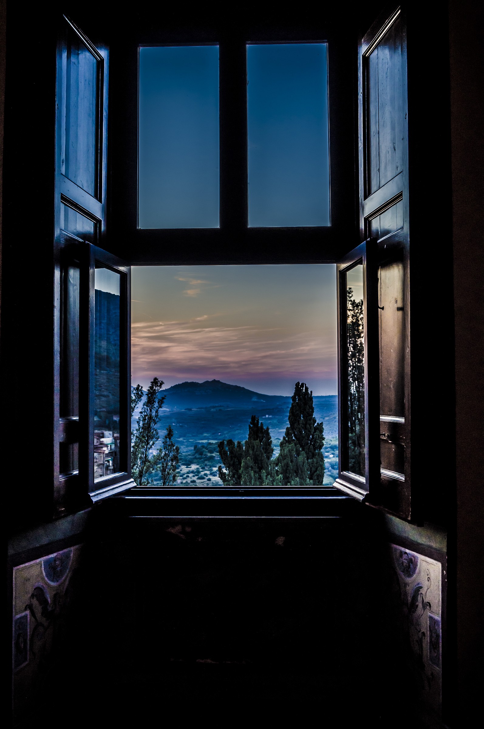 la collina oltre la finestra