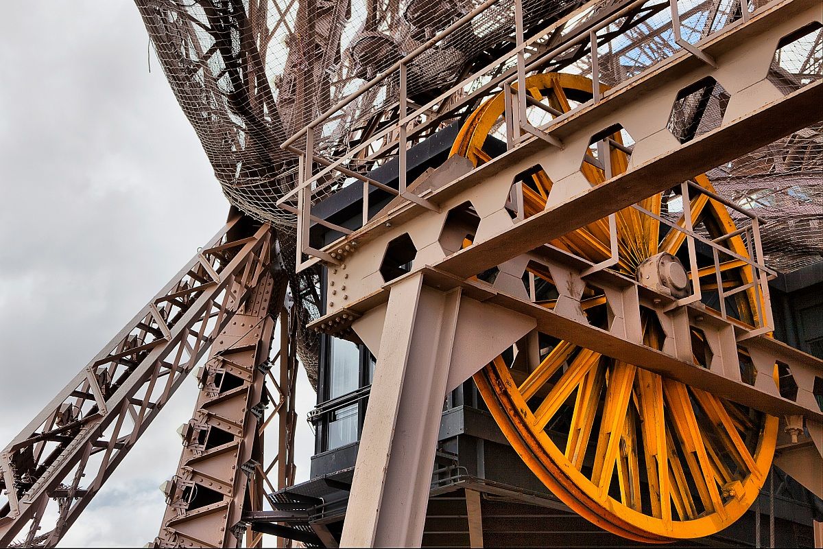 Spin the wheel of the Eiffel Tower