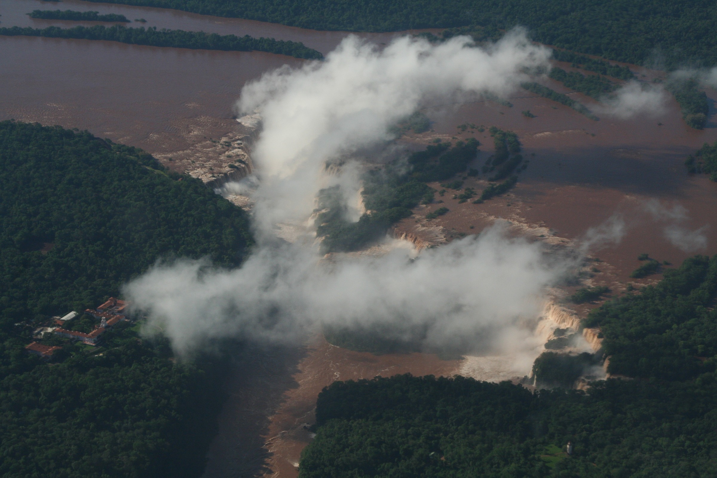 cascate di iguazu dall'aereo