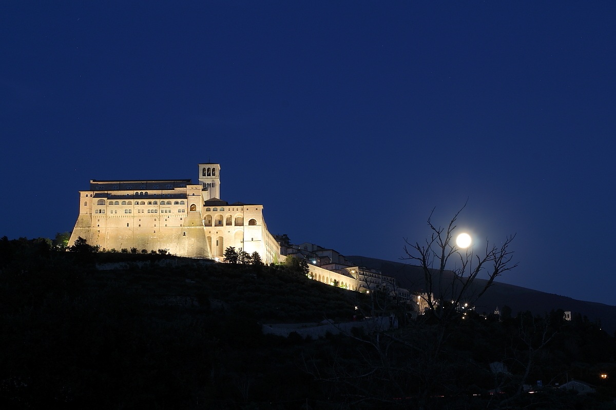 Luna piena ad Assisi nell'ora blu
