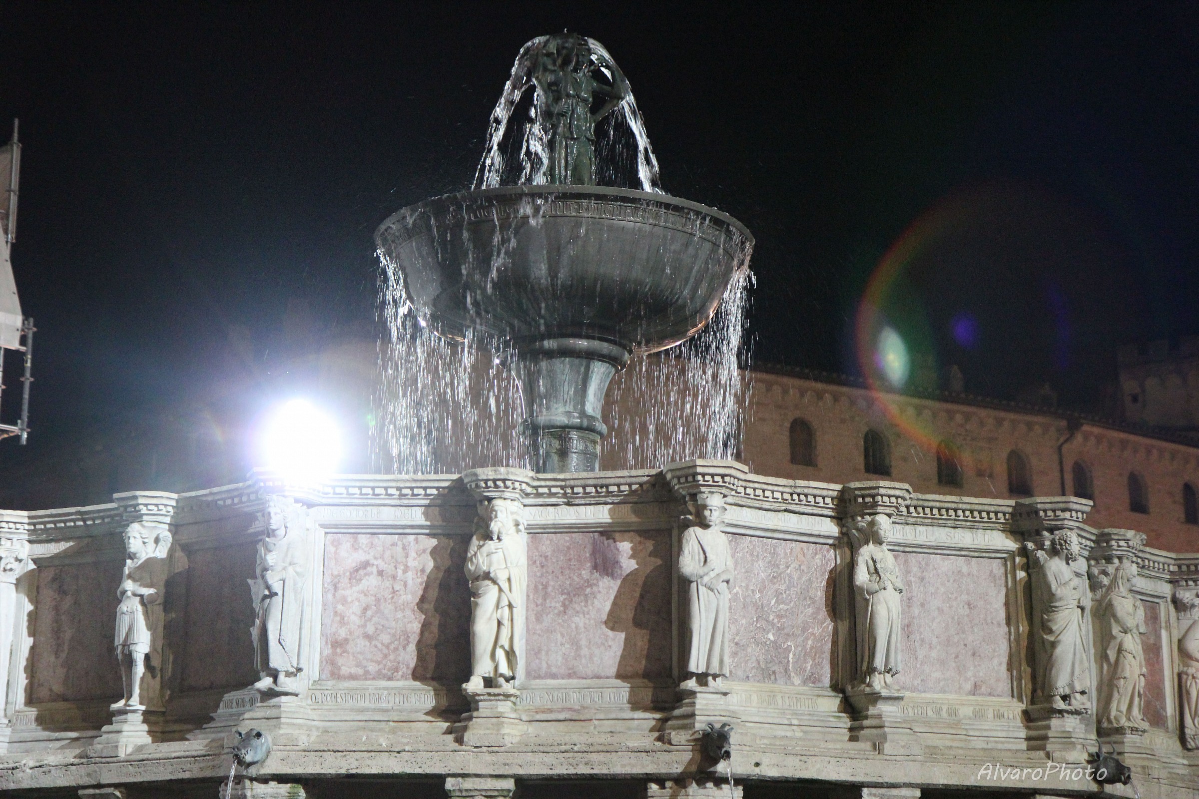 Fontana Maggiore    riflessi    Perugia