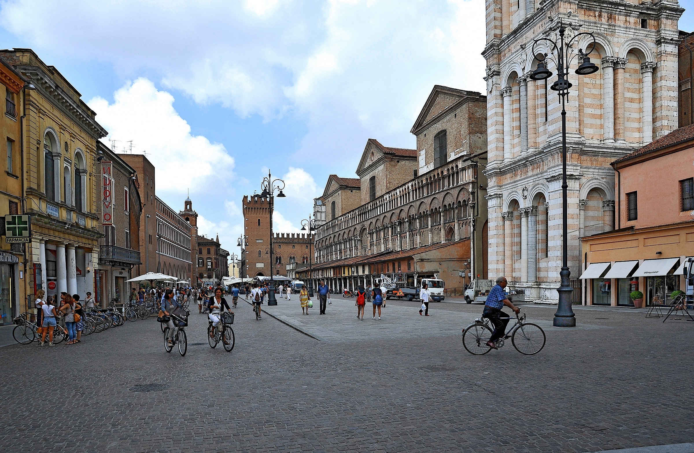 Ferrara, bici in Piazza Trento e Trieste.