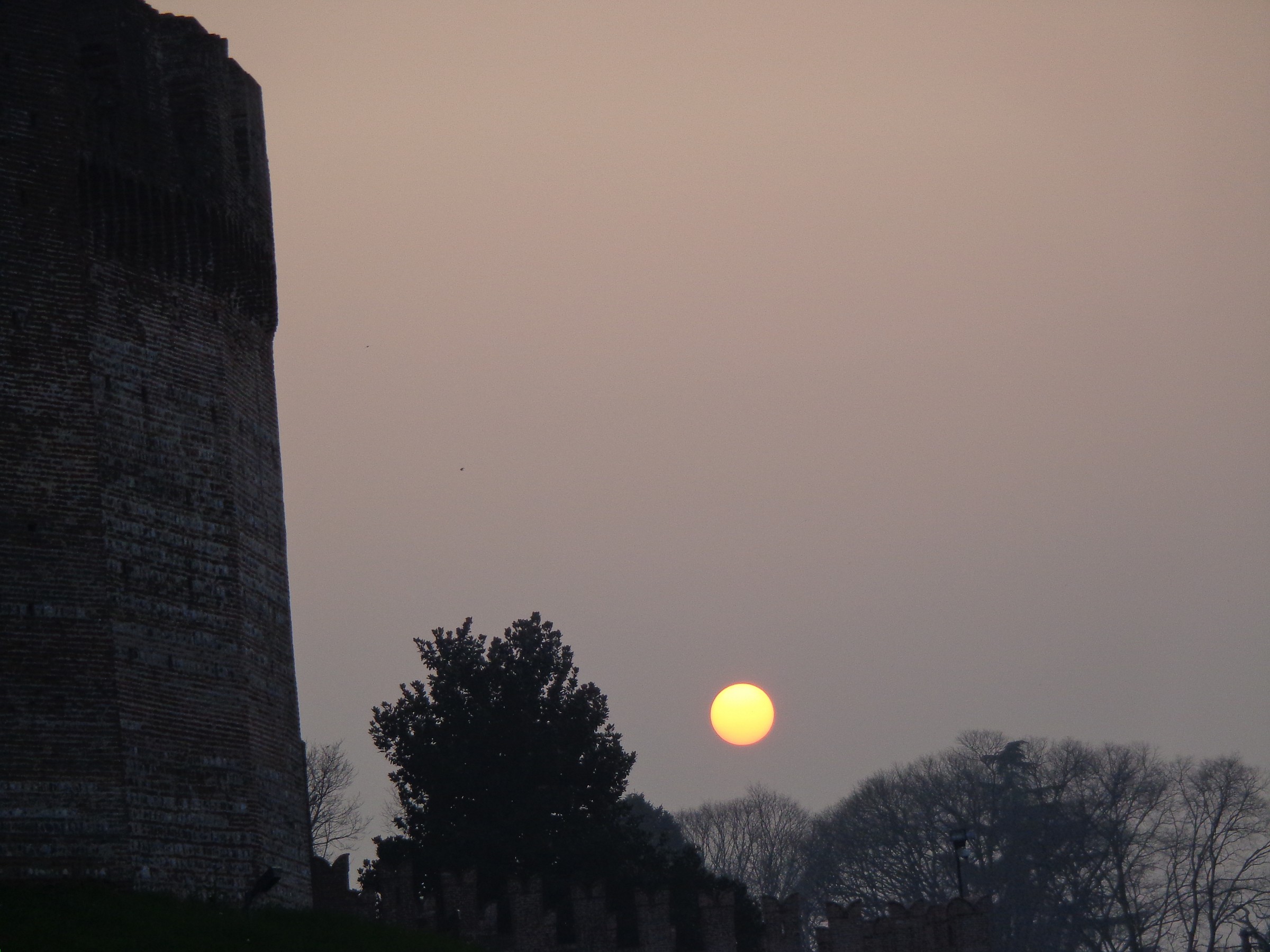 Il disco solare perfetto lascia le mura di Cittadella