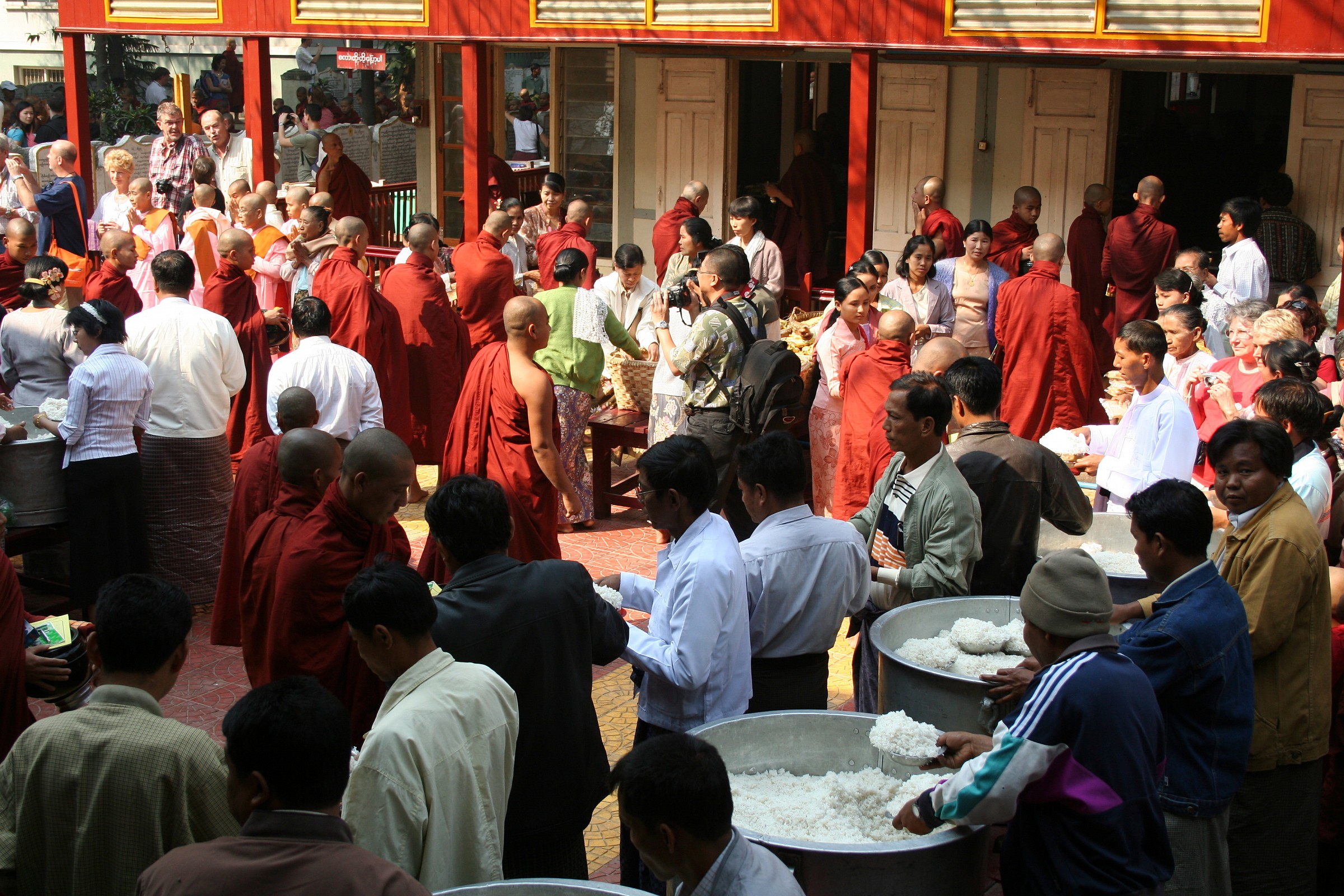 Myanmar Mandalay offerta di cibo nel tempio