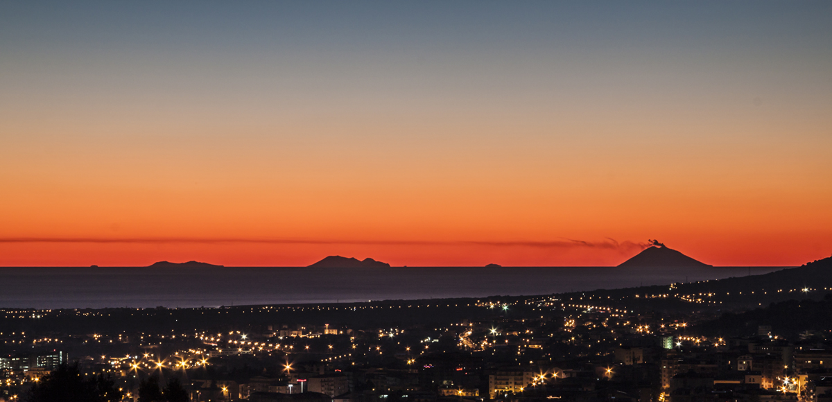 Isole Eolie - (Vista da Lamezia Terme)