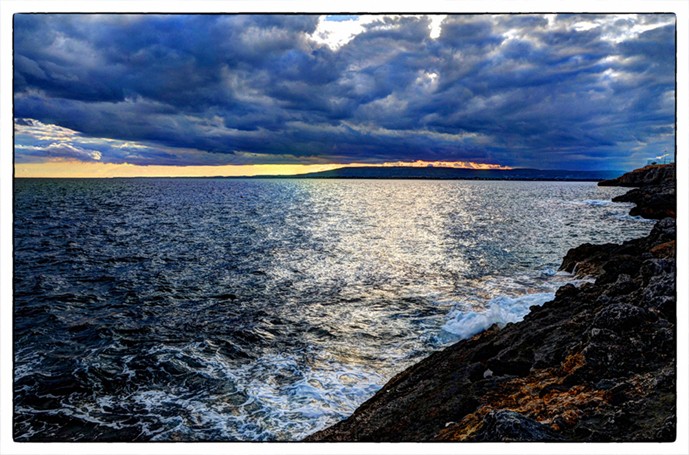 Il mare, impetuoso al ..., quasi, tramonto