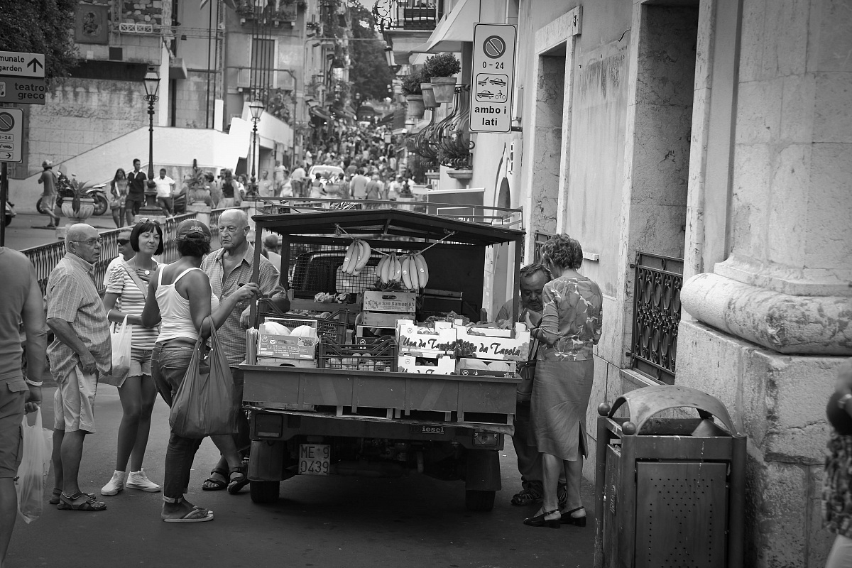 Walking Market in Taormina