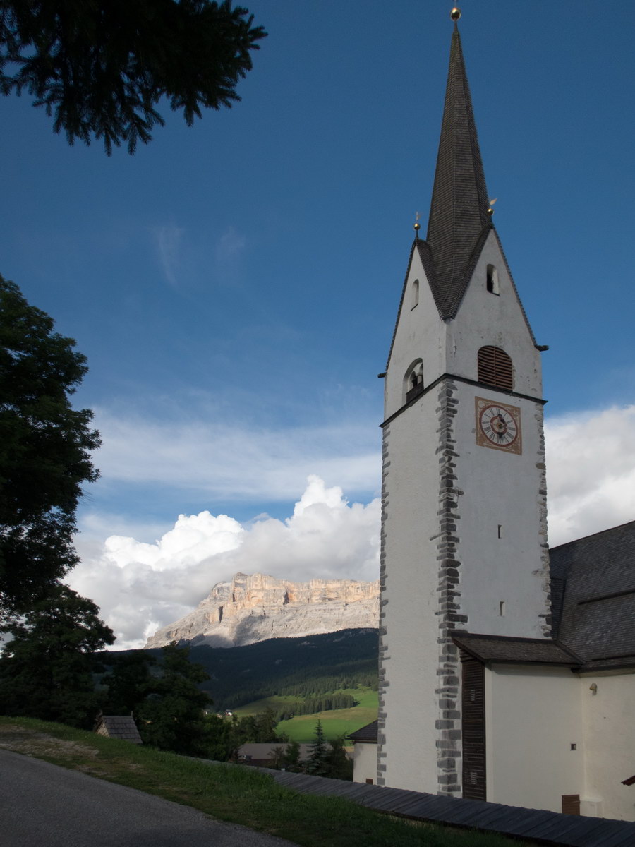 La Villa (bz), la chiesa, le nuvole e le Dolomiti