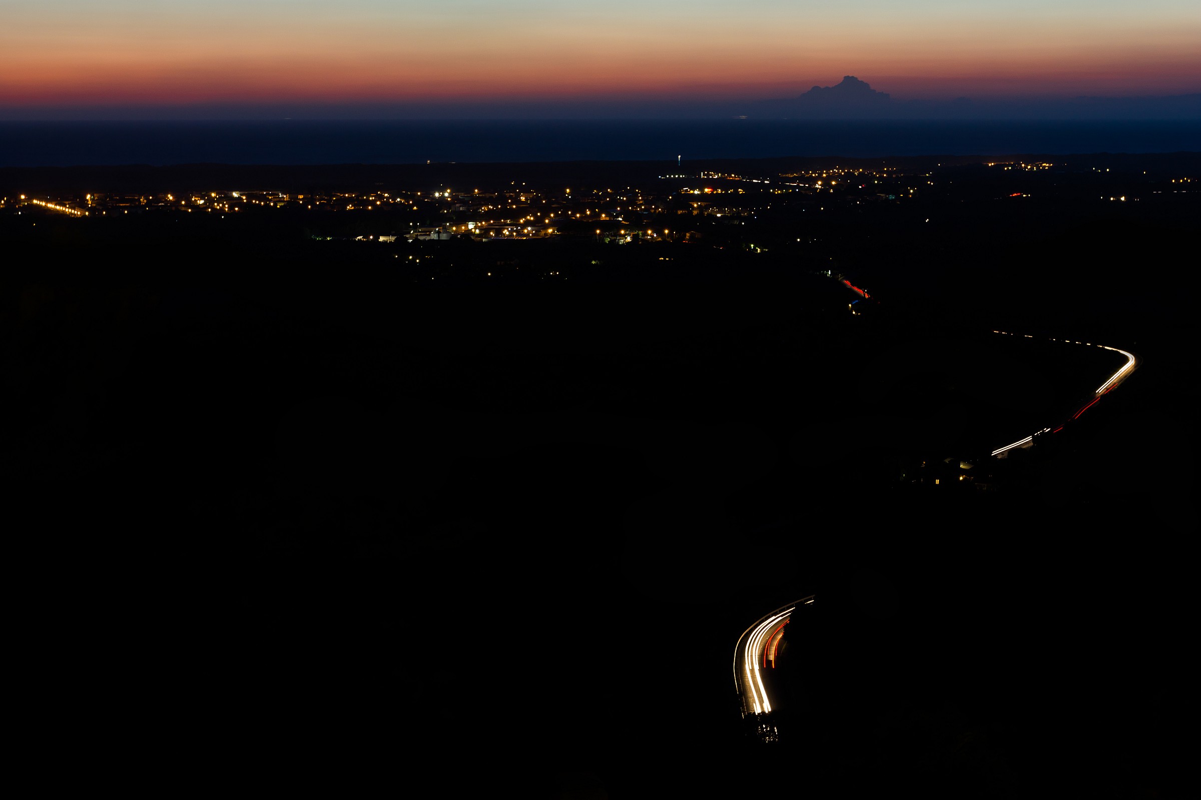 Da Castagneto Carducci, al tramonto, si vede la Gorgona