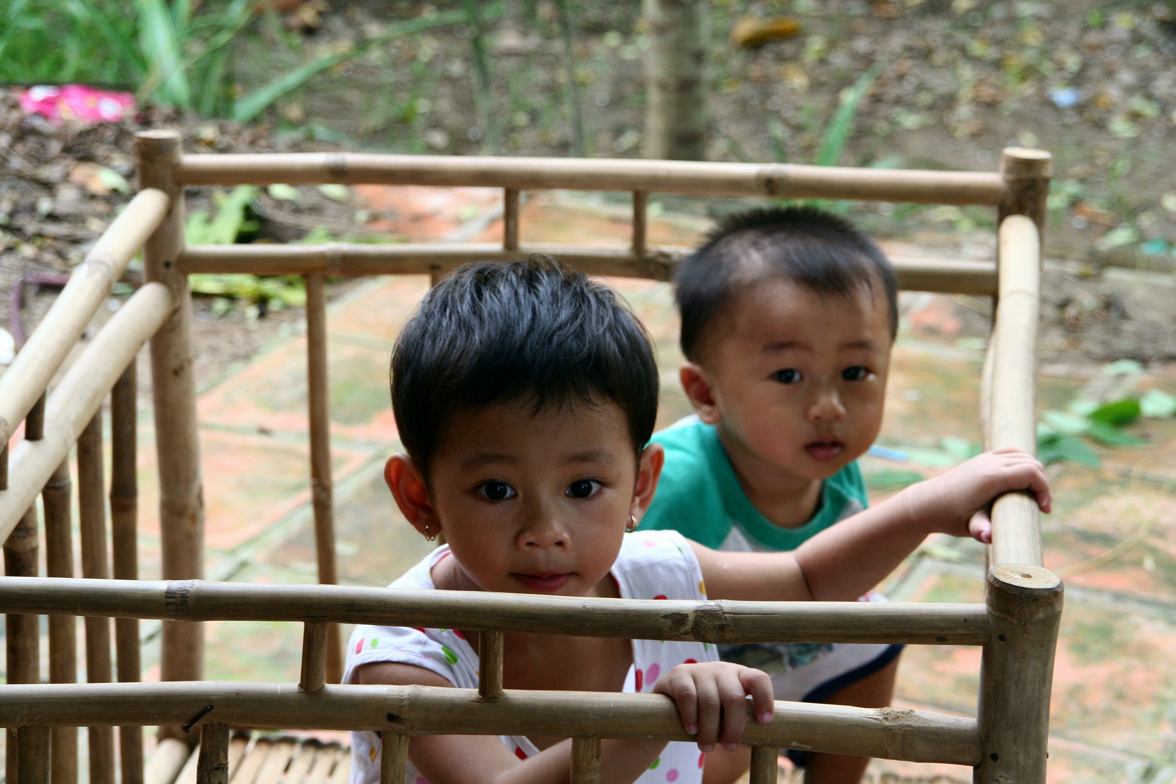 Vietnam Bambini in gabbia