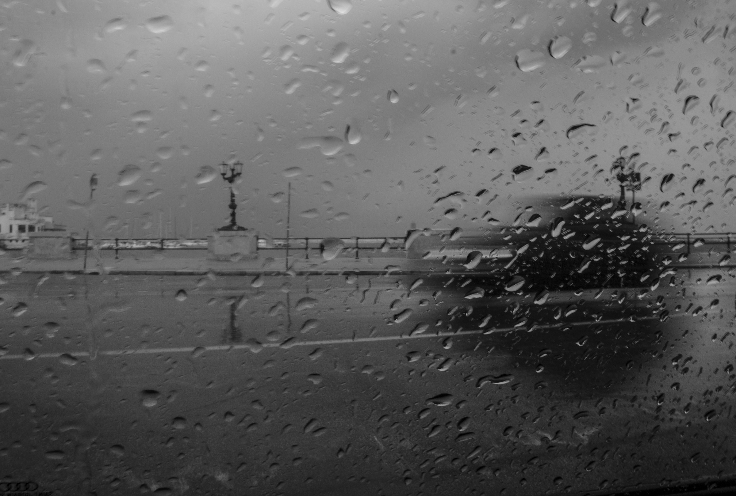 attraverso la pioggia