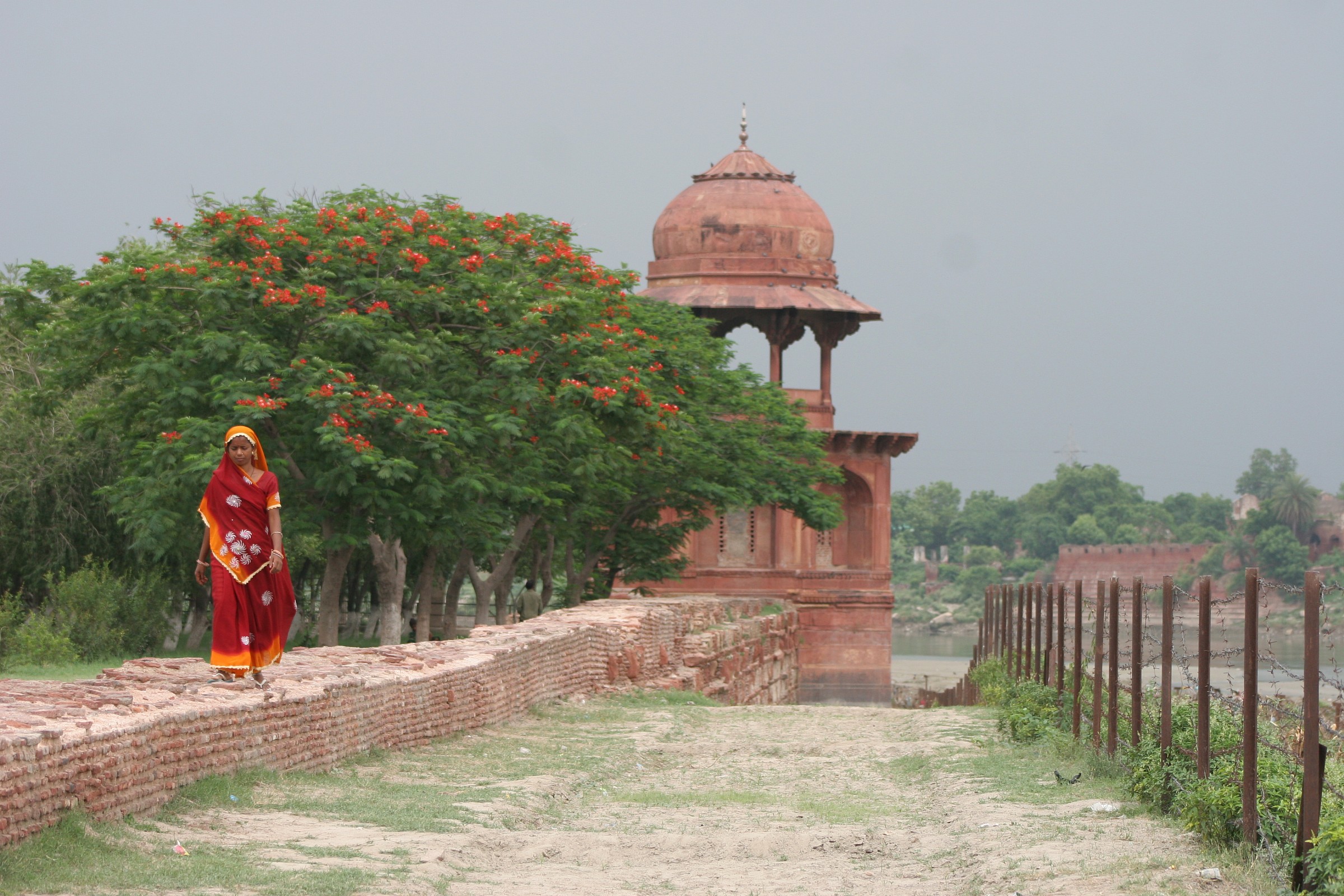 Alle spalle del Taj Mahal