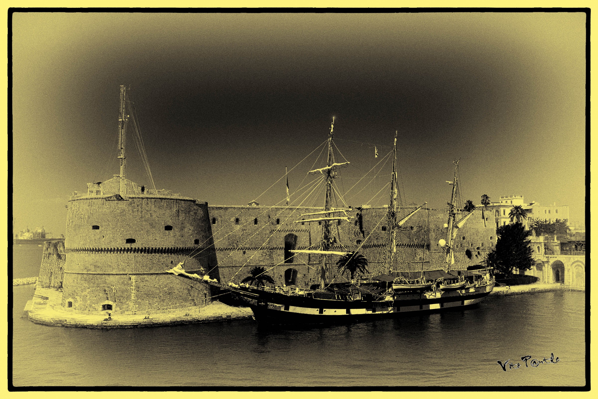 Nave Palinuro e Castello Aragonese (ta)