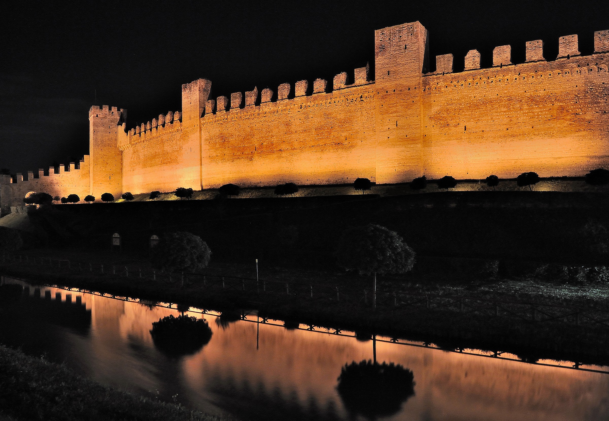 Ancient walls by night II