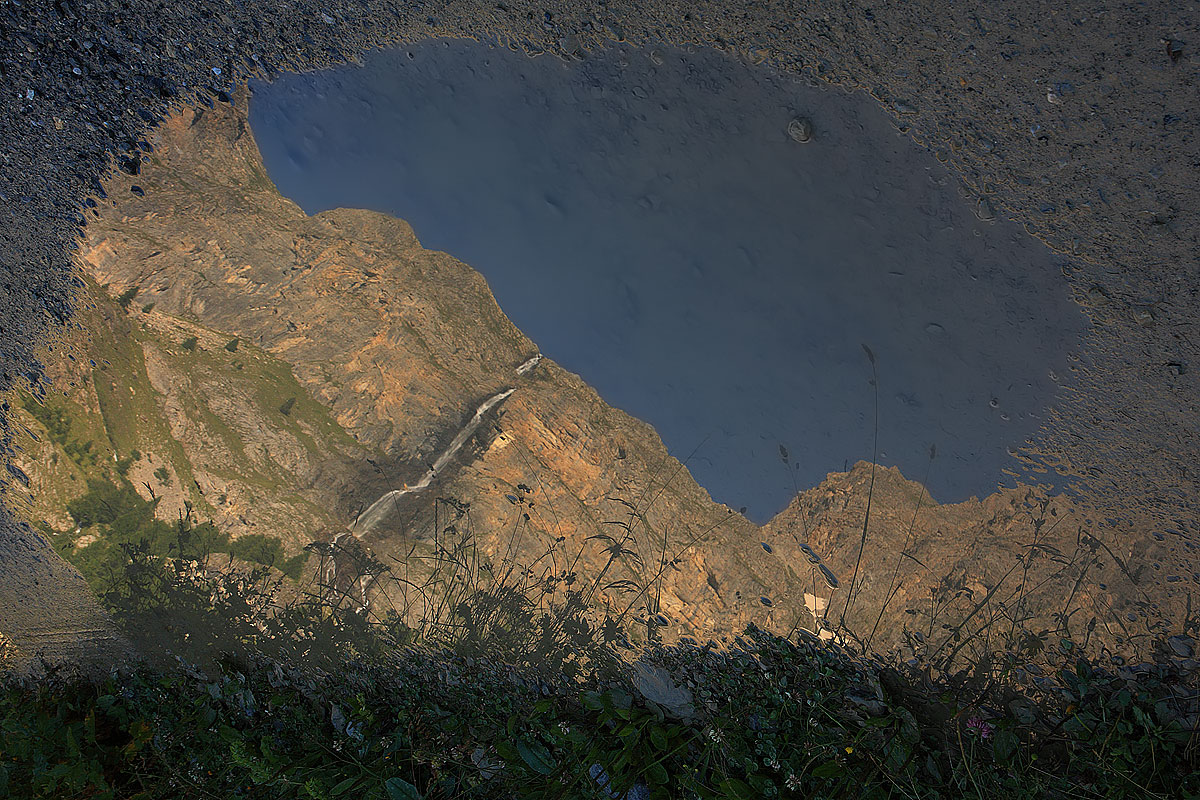 Mountains in the pool