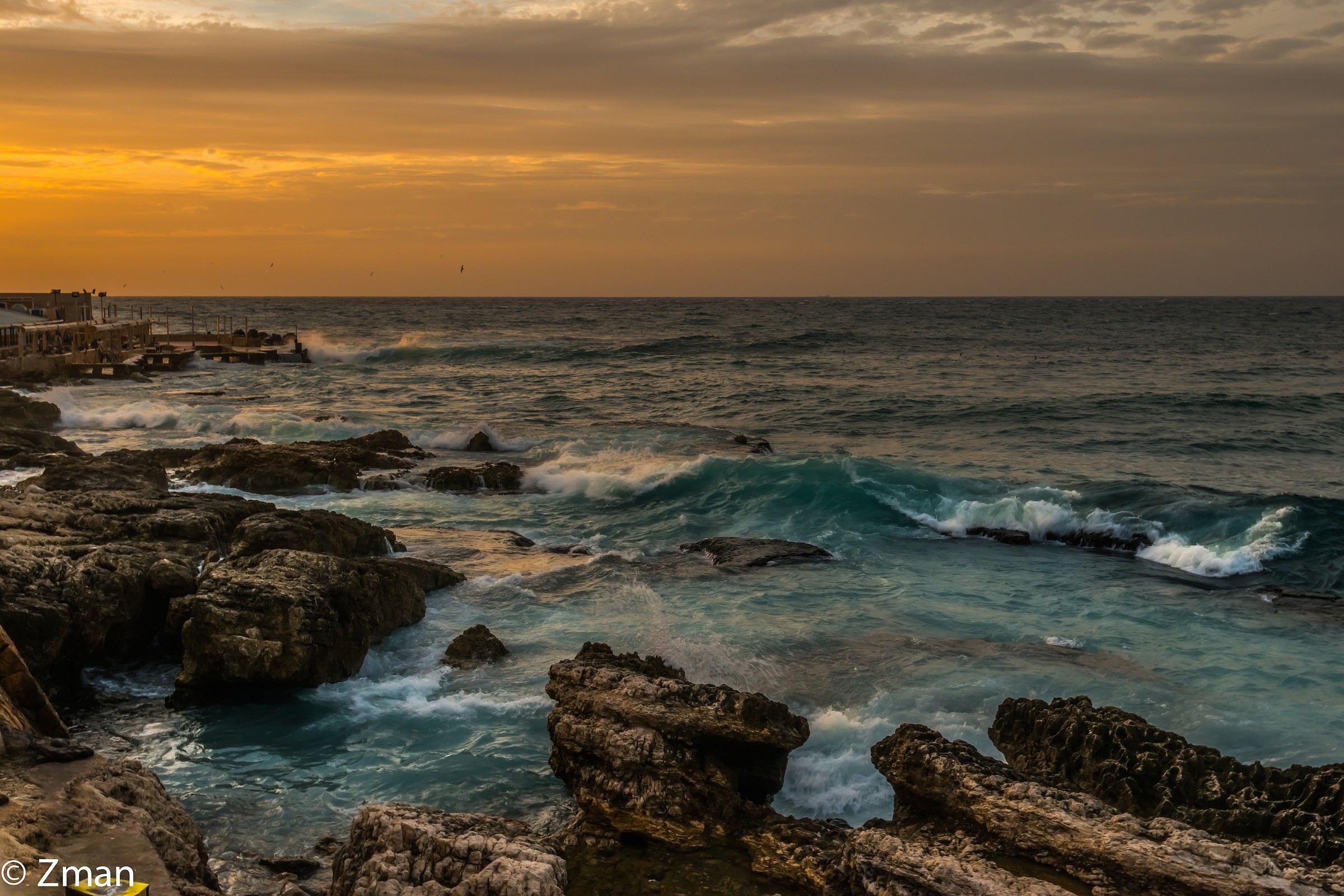 Rompere le onde sulla Corniche di Beirut