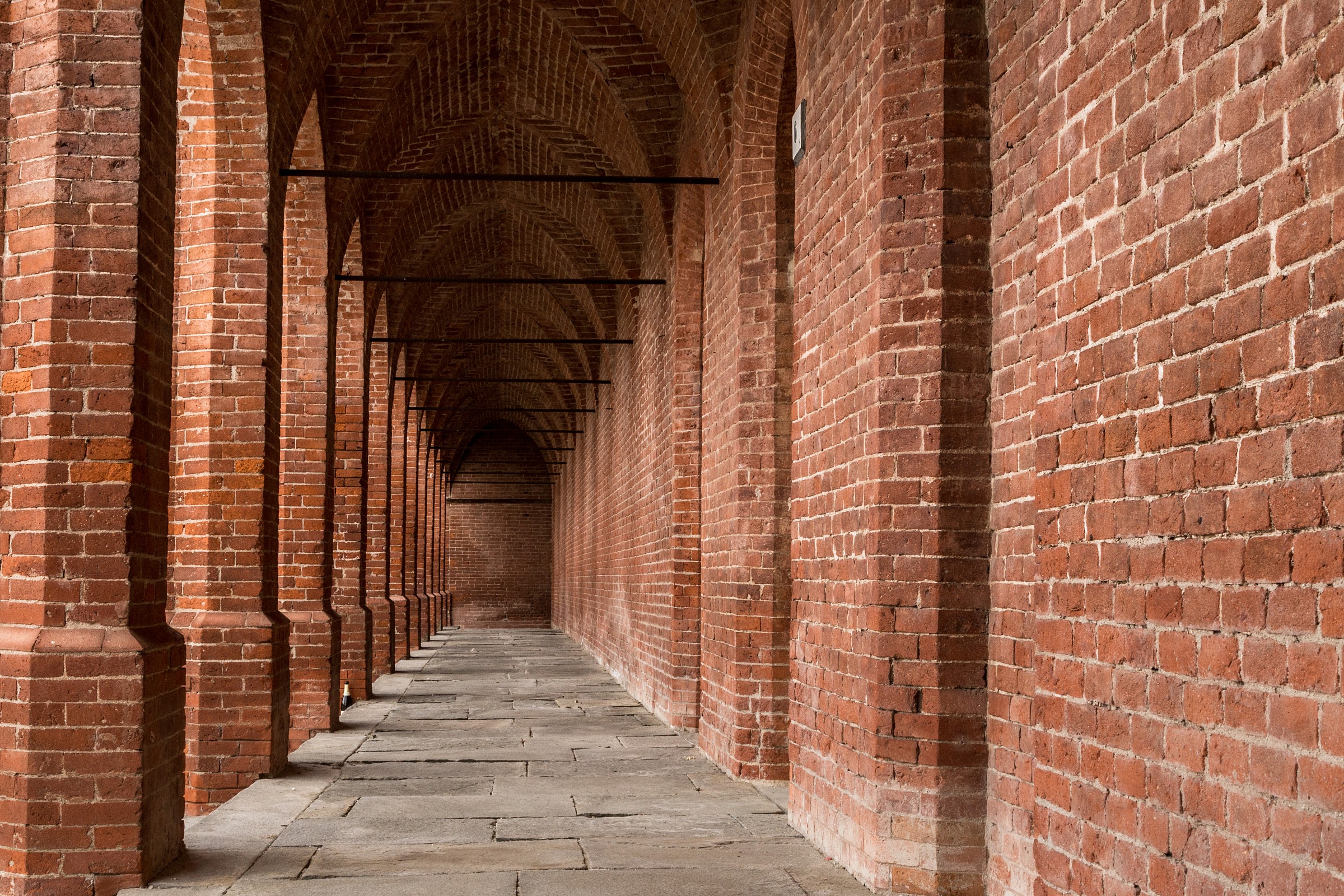 Pollenzo, sotto i portici