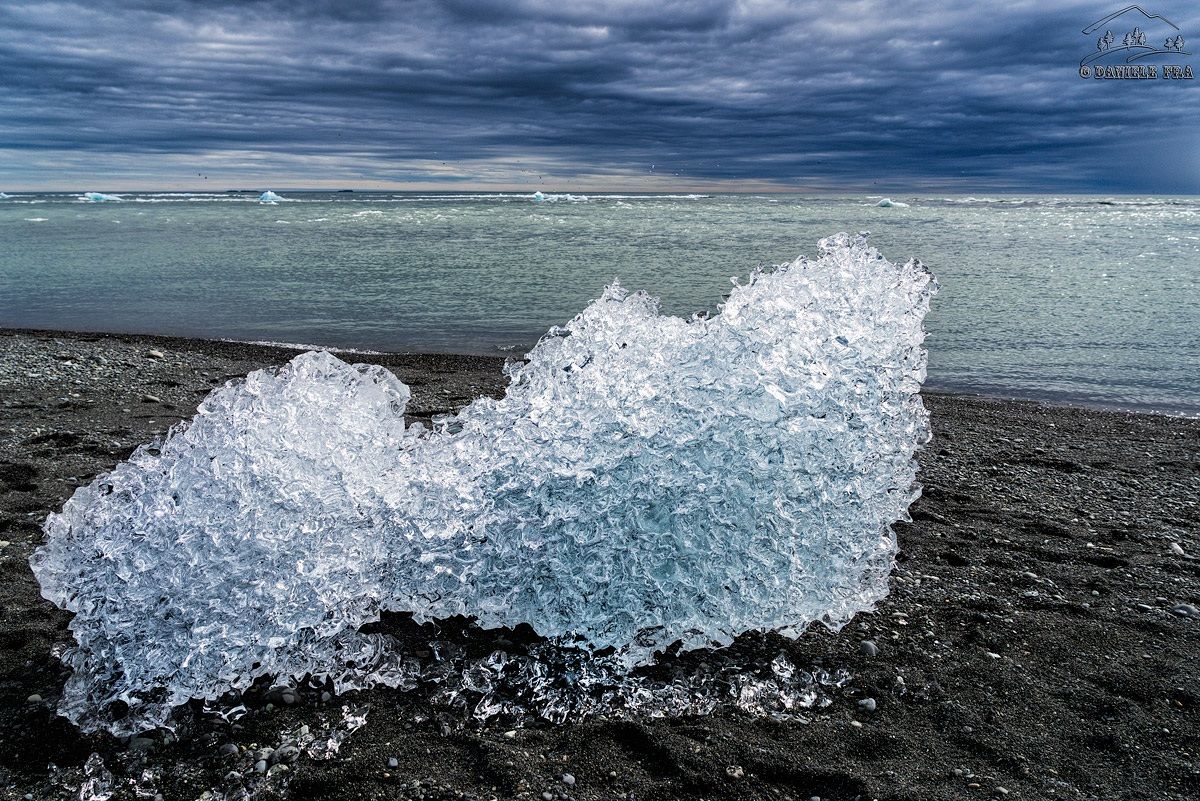 Breidamerkurjokull iceberg arenati sulla spiaggia
