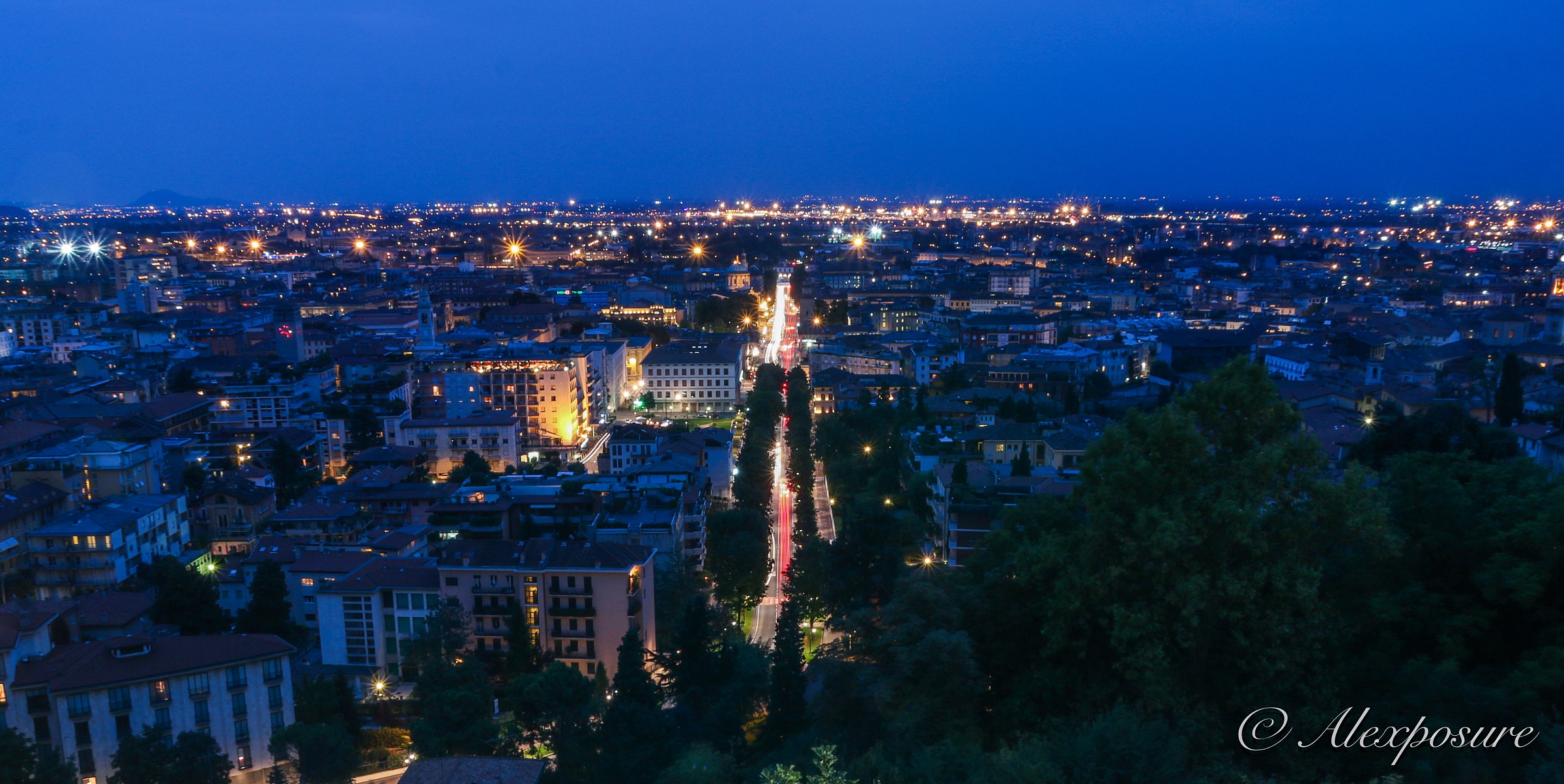 Lo skyline di Bergamo all'ora blu
