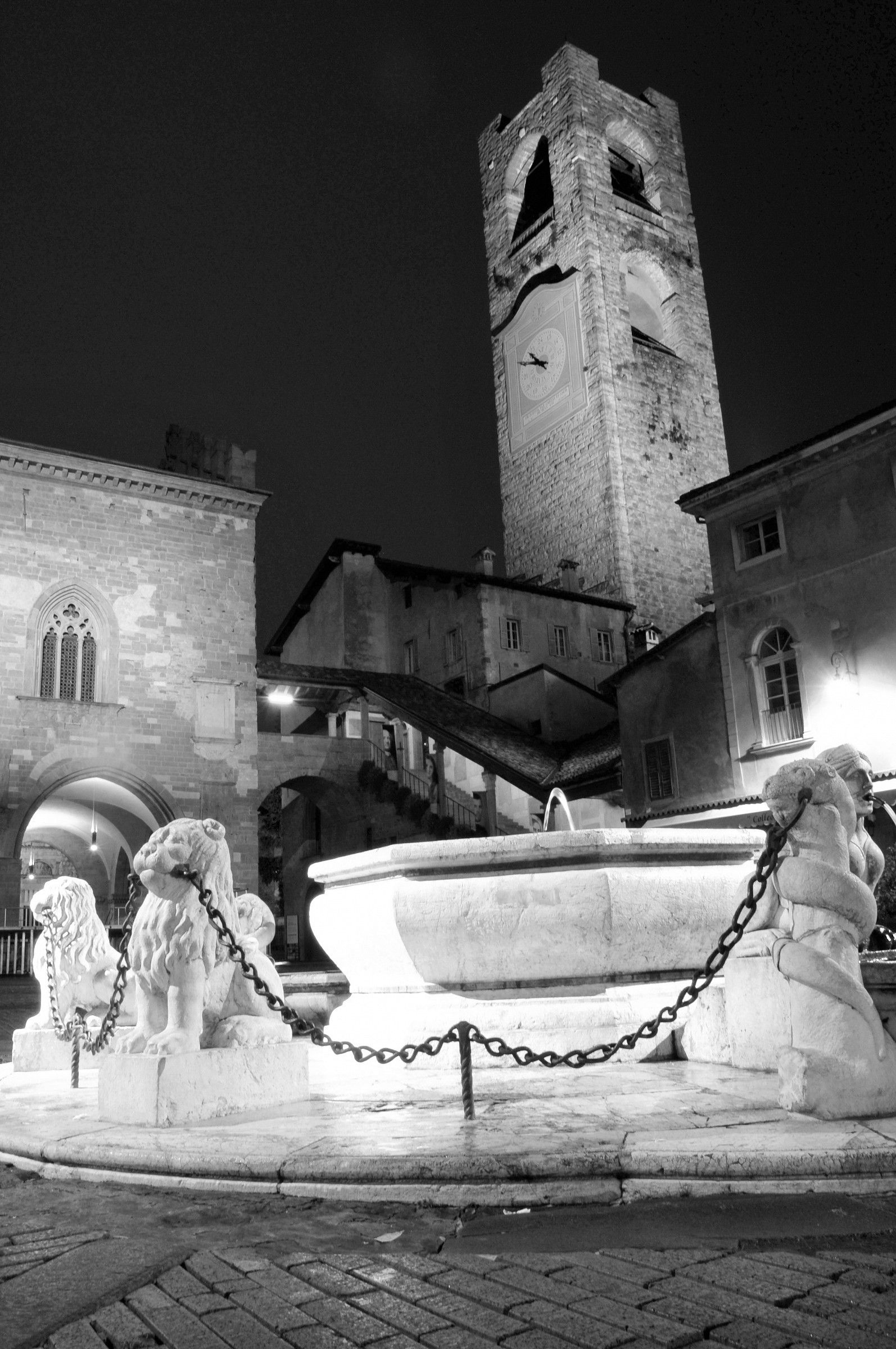 piazza vecchia bianco e nero