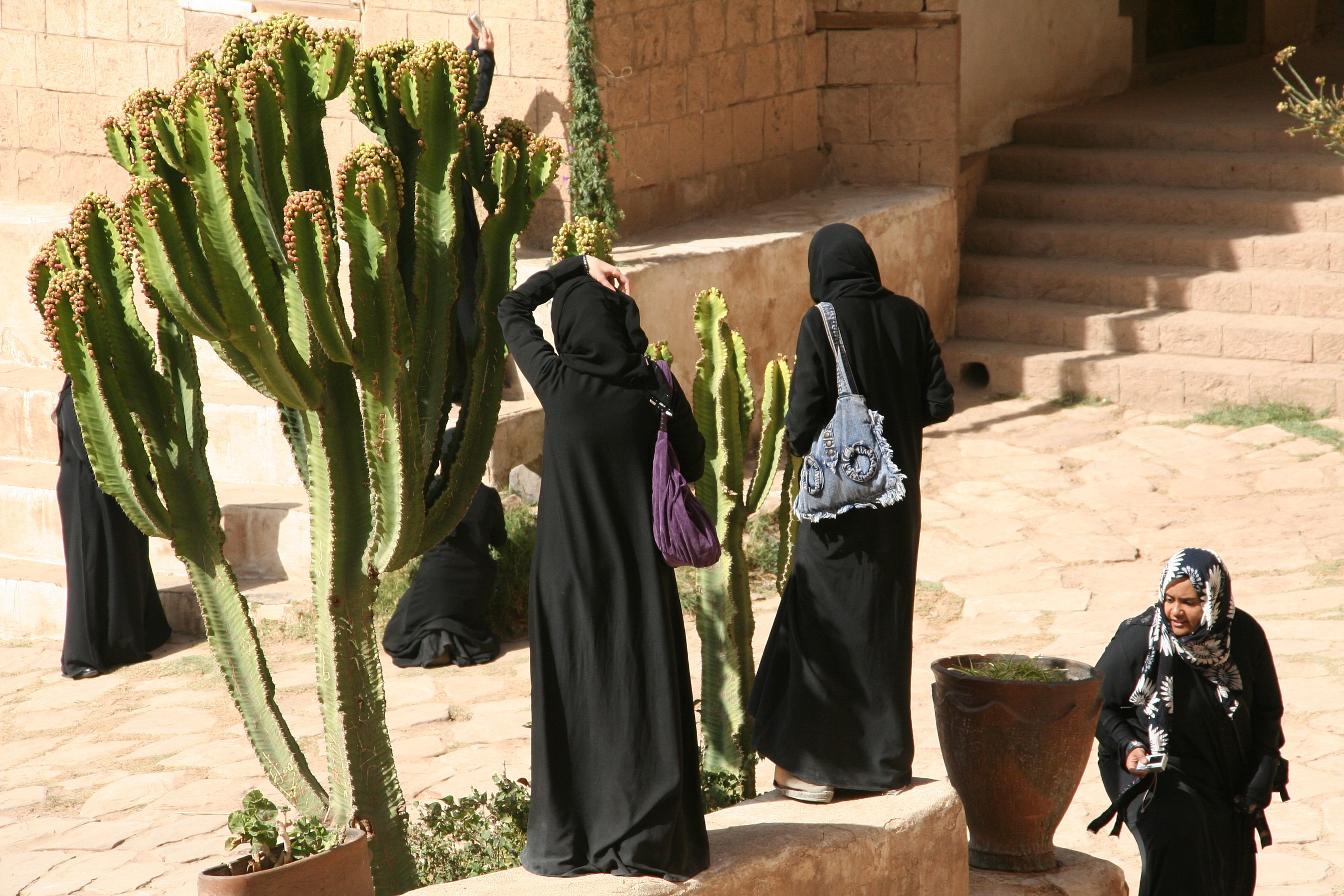 Wadi Dhahar women in black