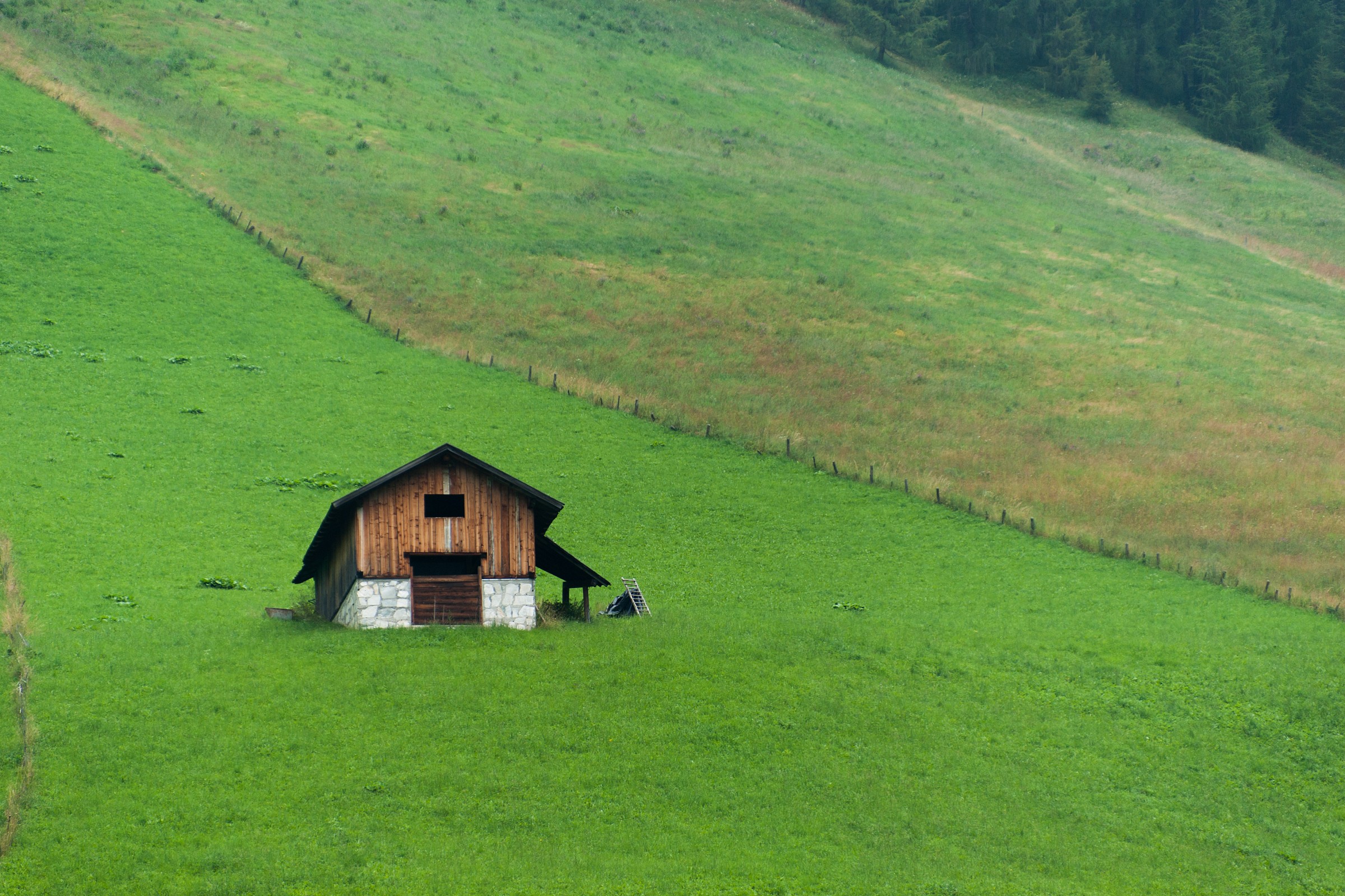 una casa di montagna nel verde dei monti del sudtirol