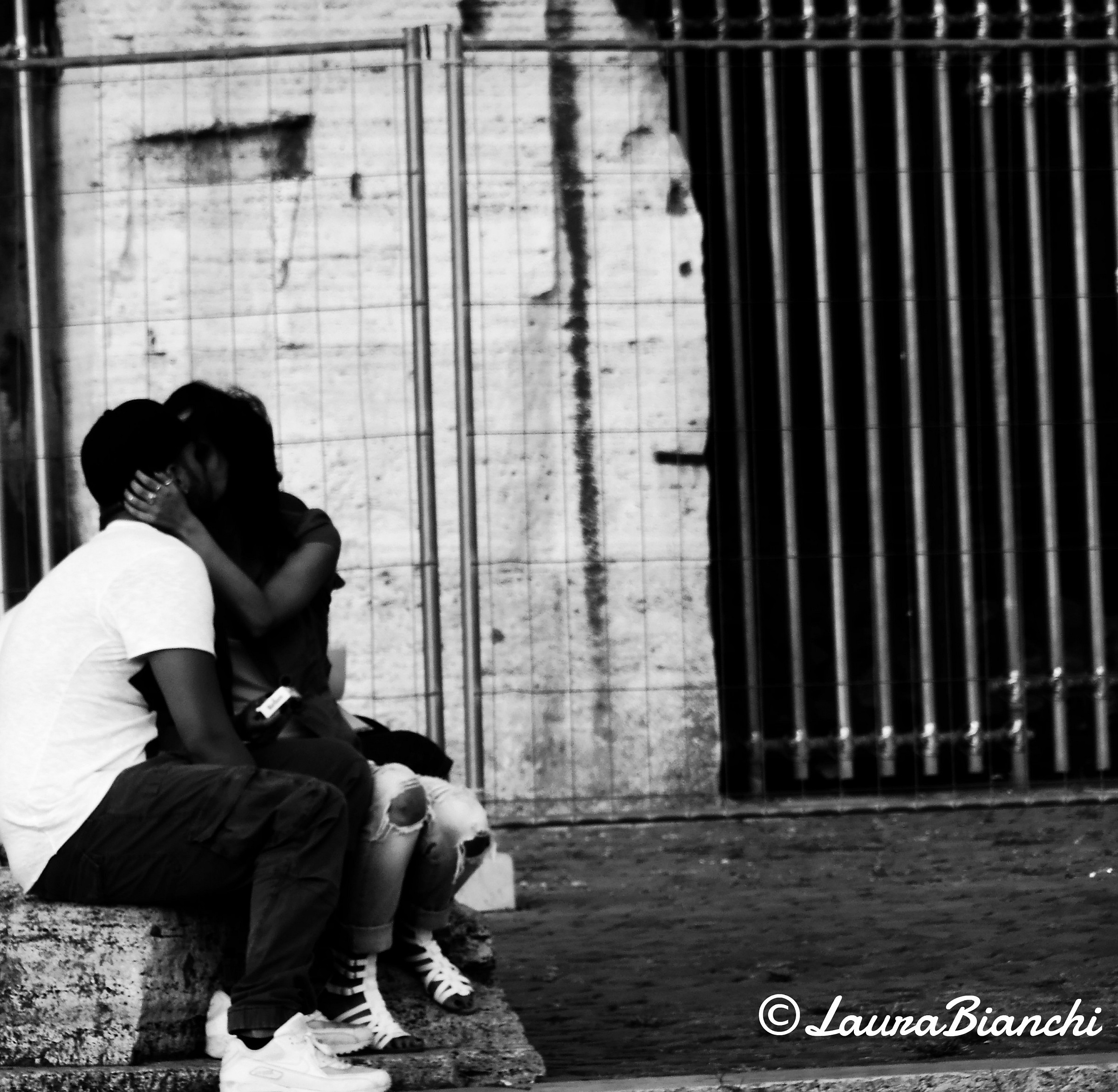 baci rubati sotto il Colosseo