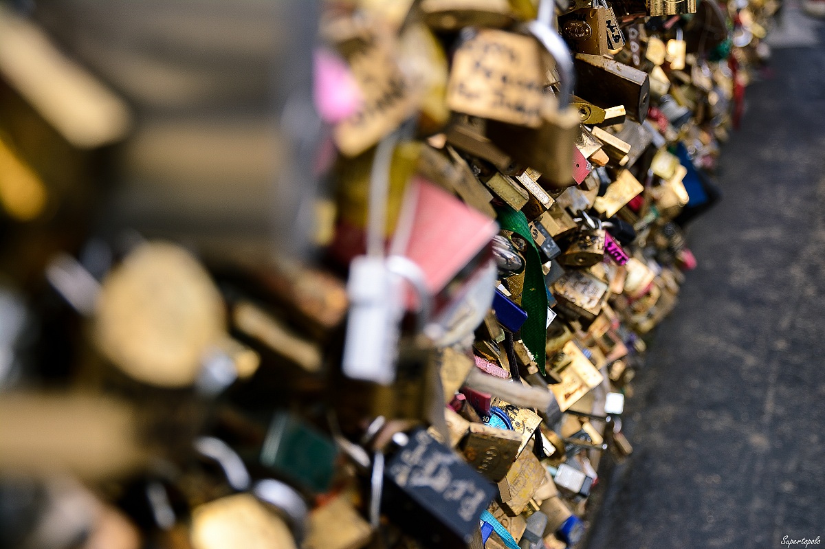 The bridge padlocks
