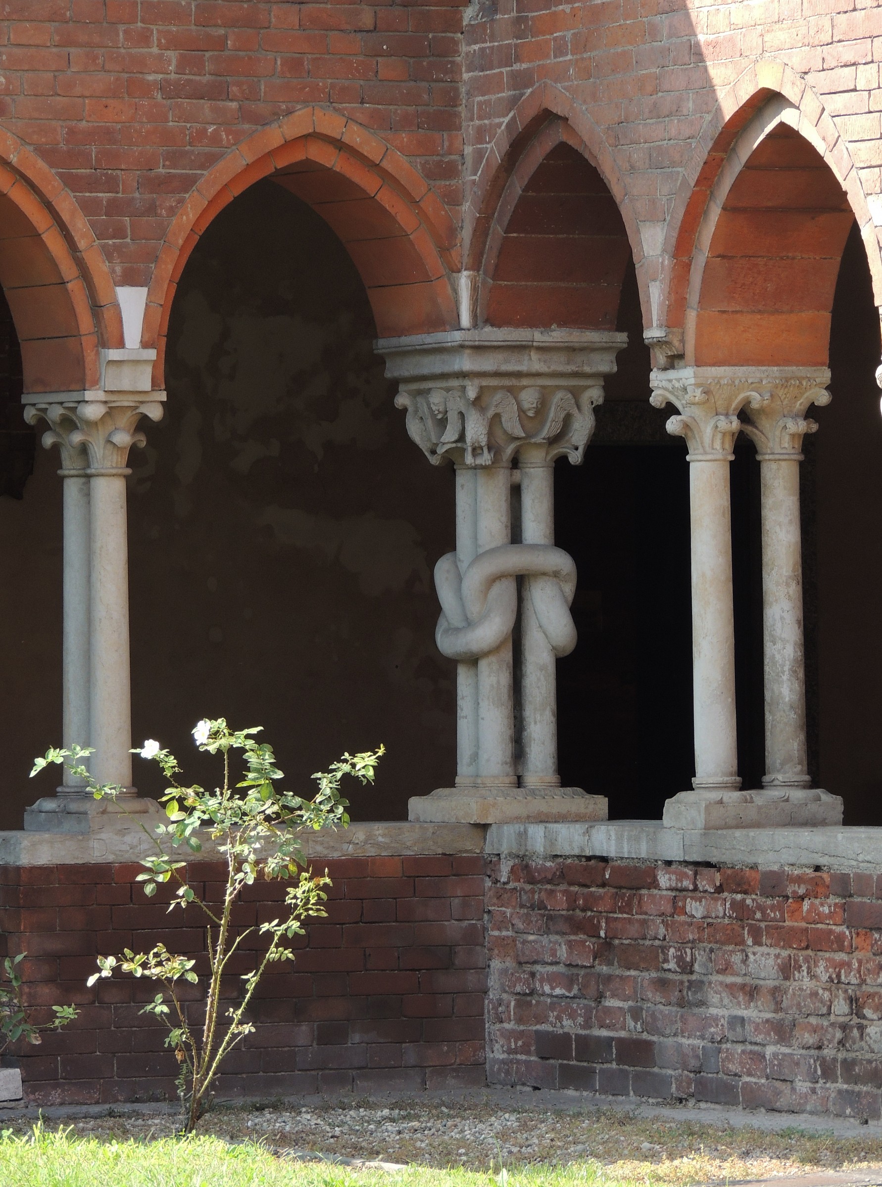 Column knotted (opposite corner)