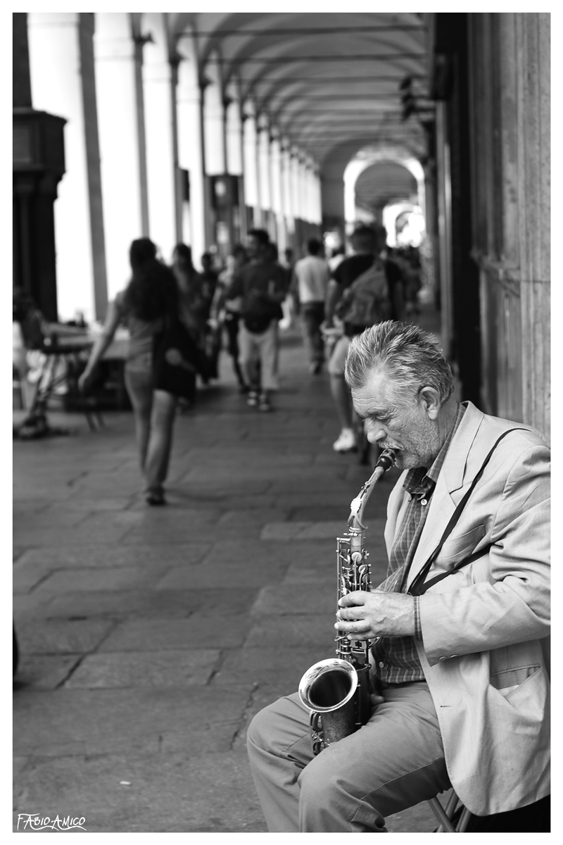 LONESOME SOUND - Street musician in via Po in Turin
