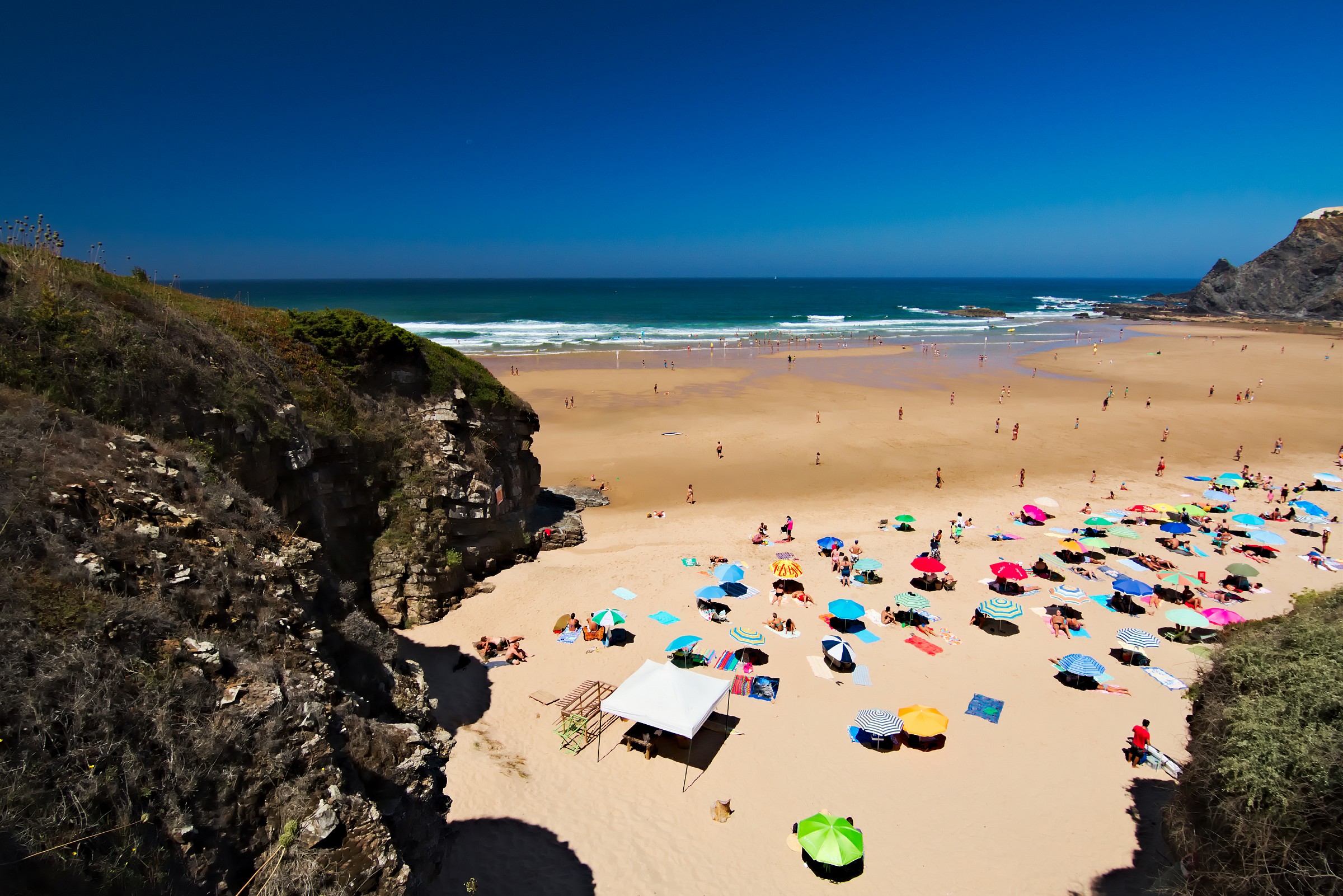 Una lingua di ombrelloni in una distesa di sabbia...