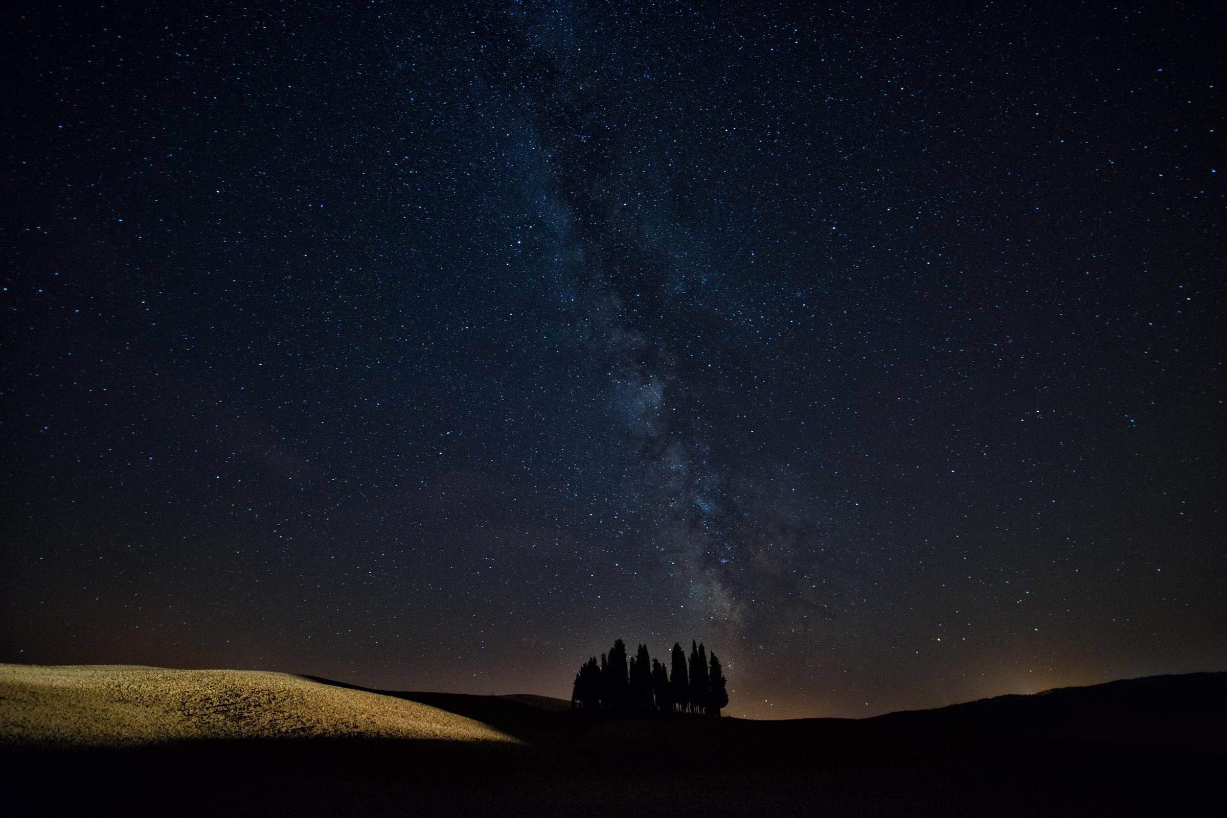 Via Lattea e cipressi