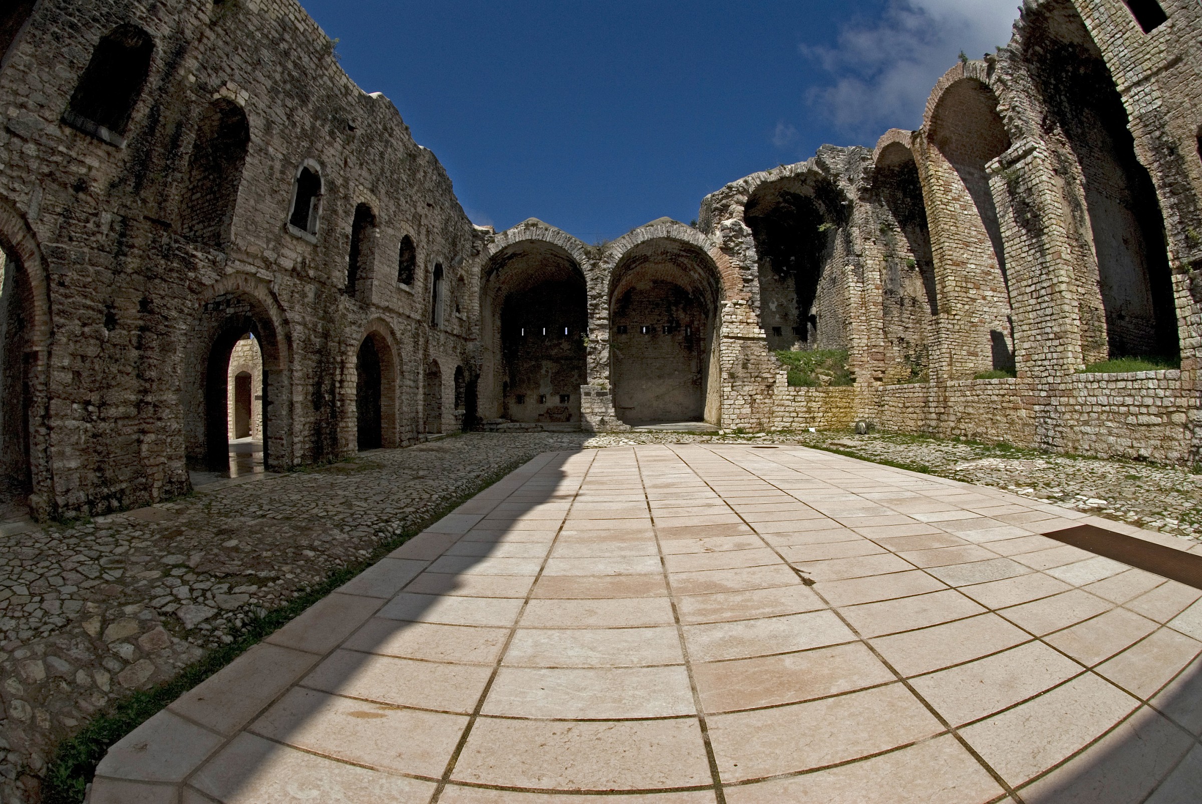 Cortile Forte Interrotto