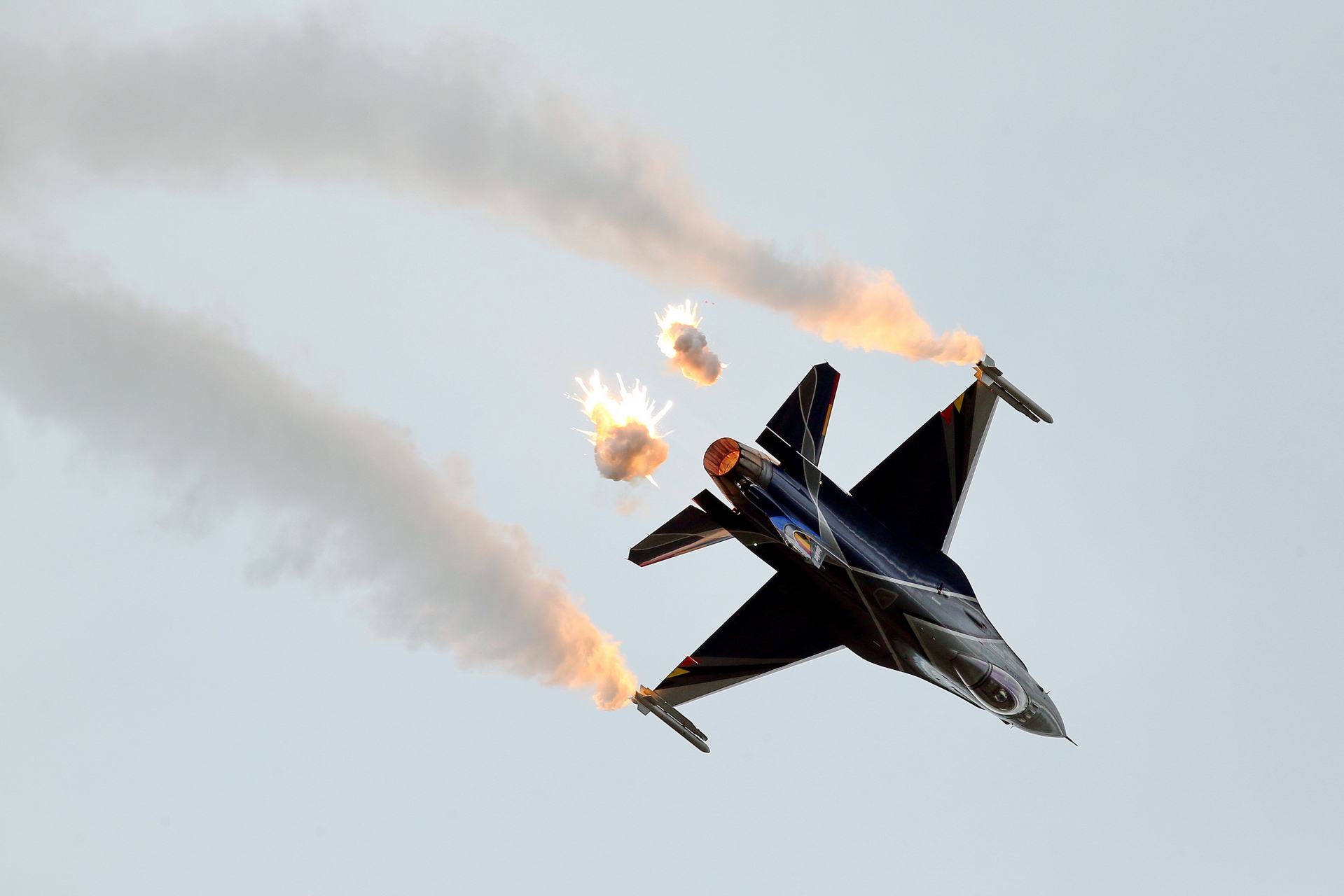 Flares F16