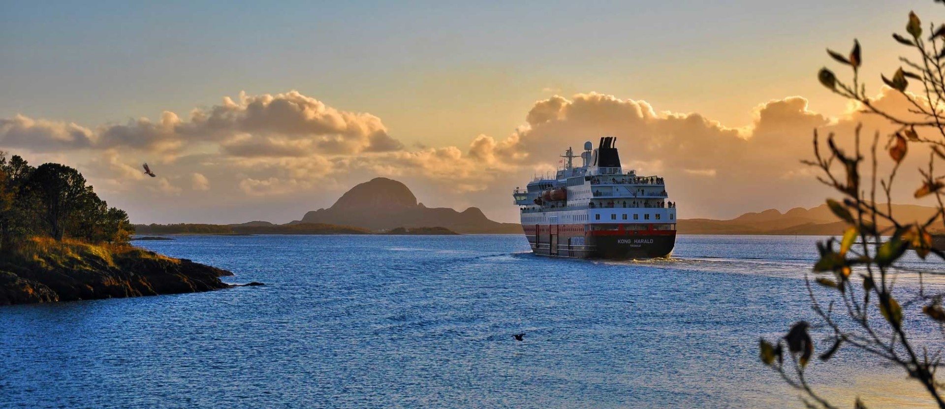 Hurtigruten leaving from Br?nn?ysund