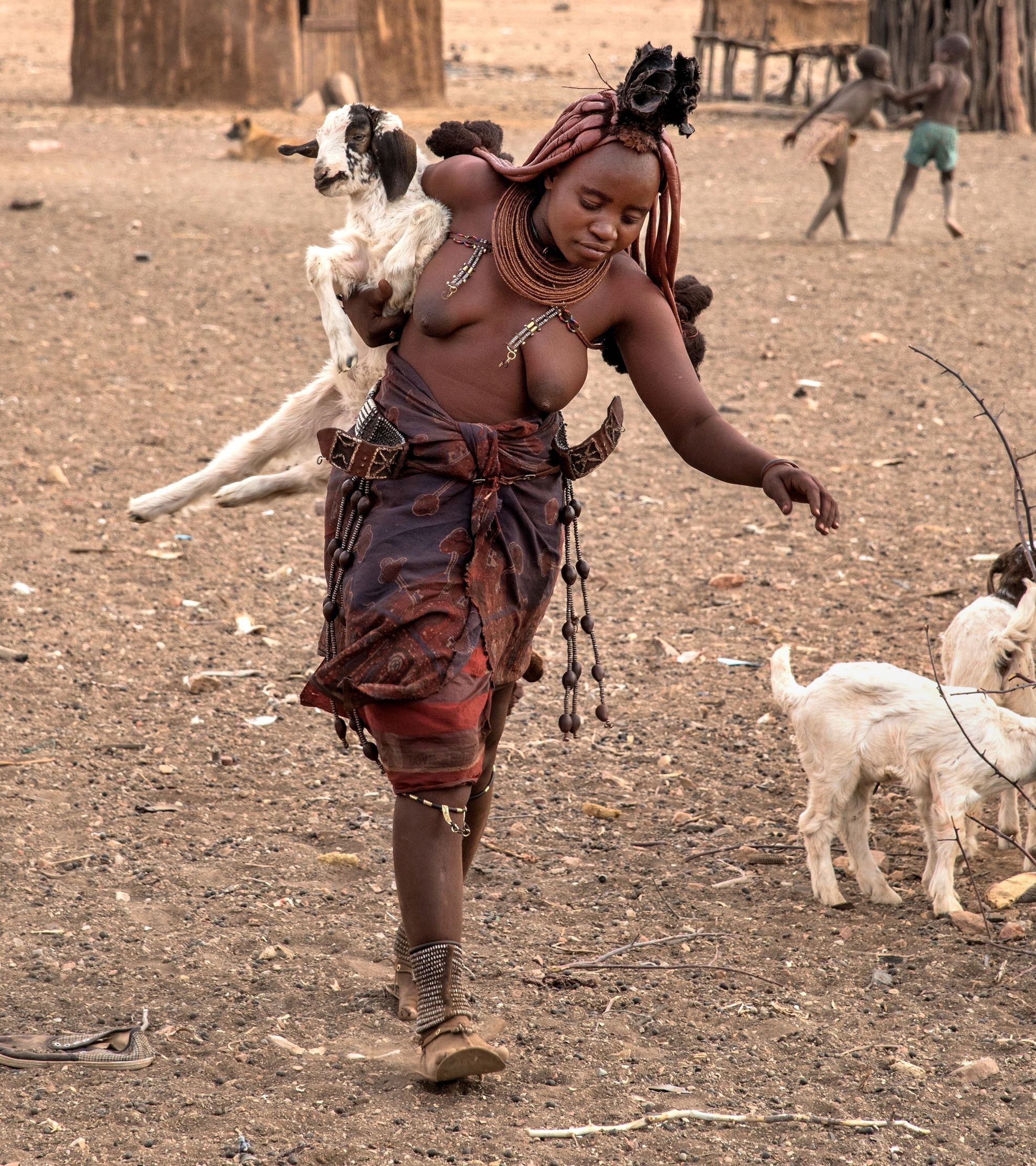 Ovamboland - Giovane Himba al lavoro