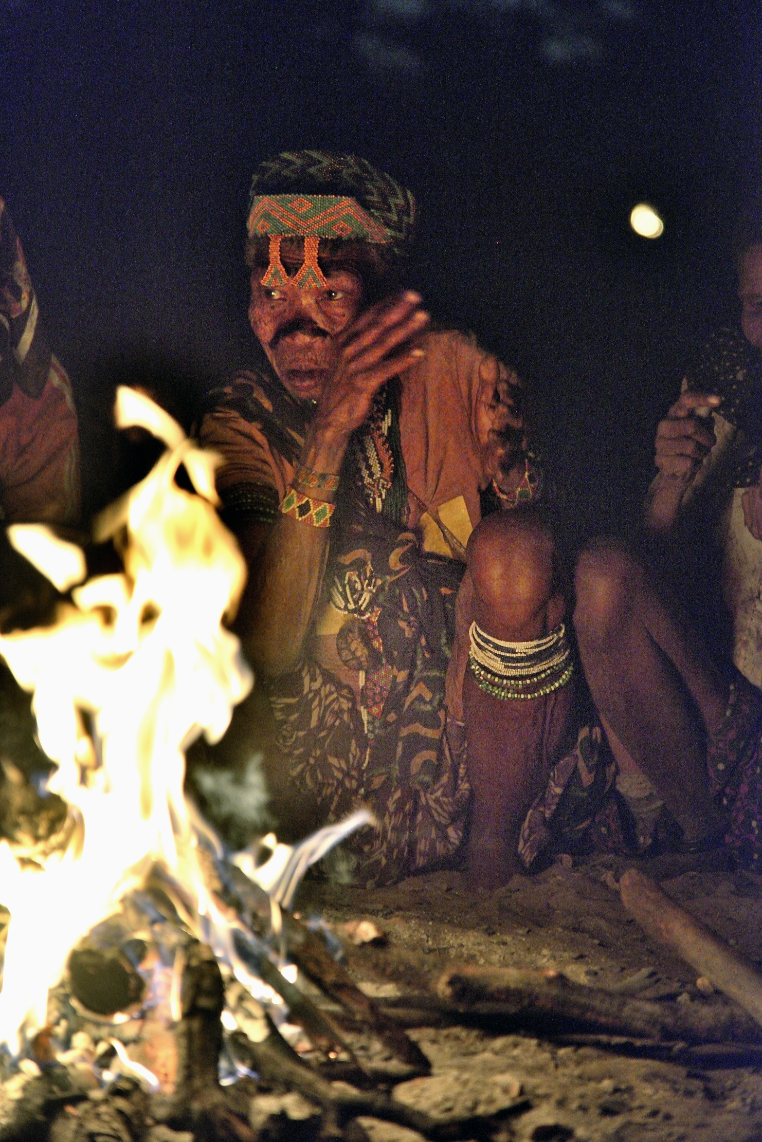 Bushmanland - Anziana Boscimane Davanti al fuoco