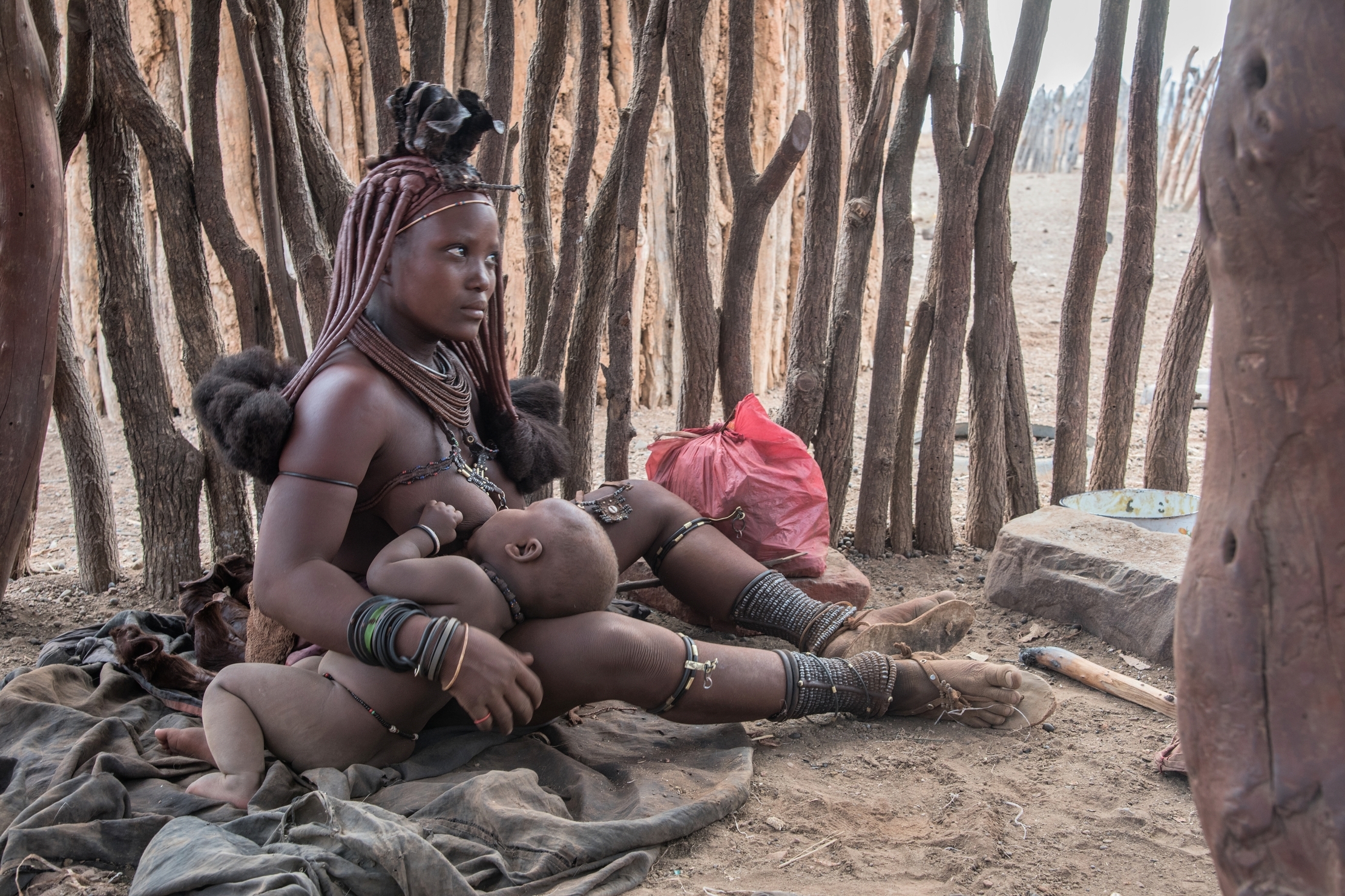 Ovamboland - Giovane madre Himba allatta