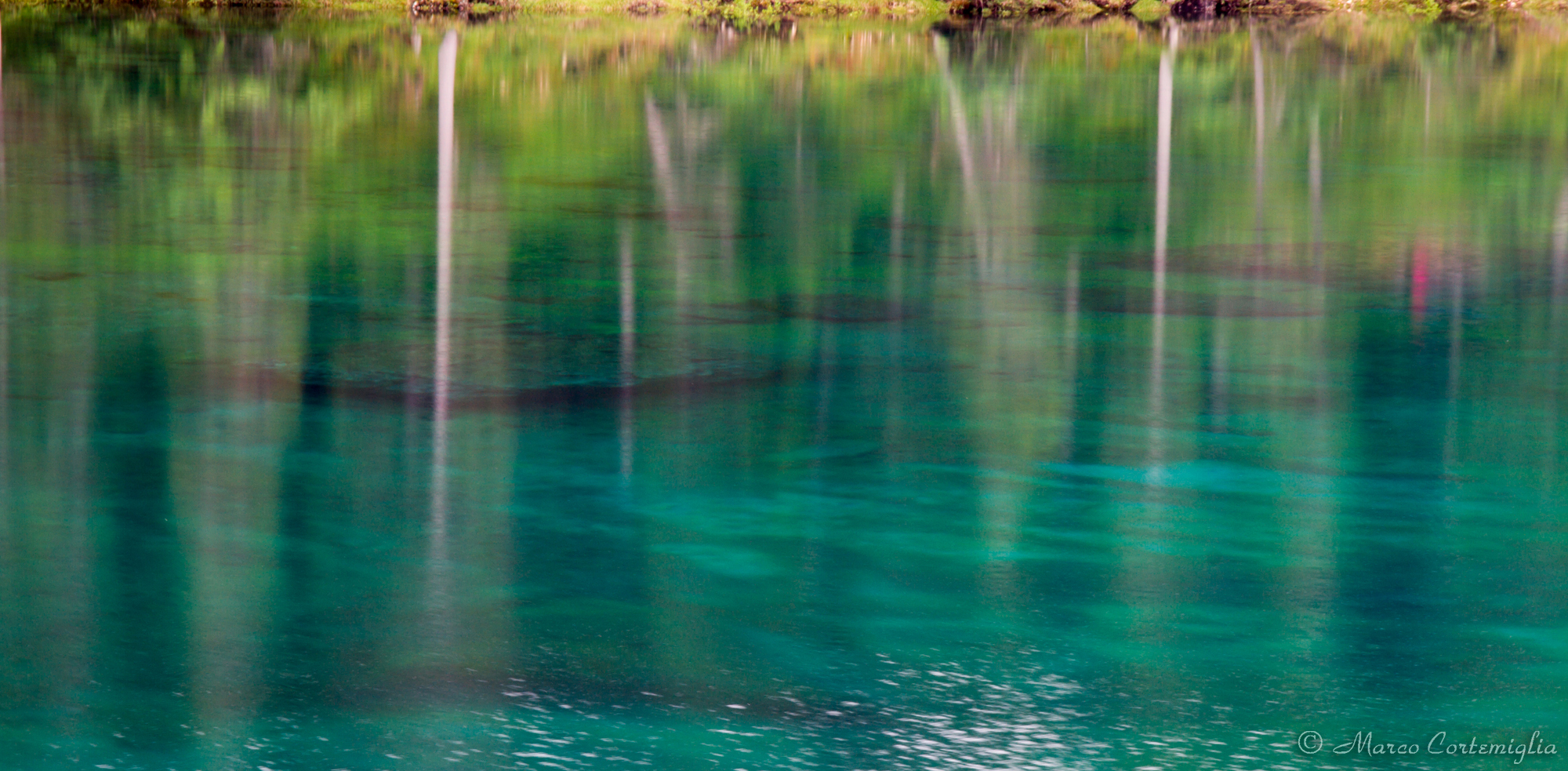 Riflessi di luce sul lago di Carezza