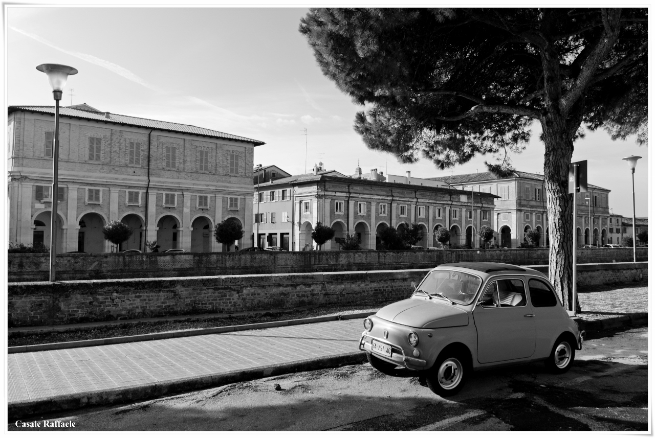 un auto storica in una citta' antica