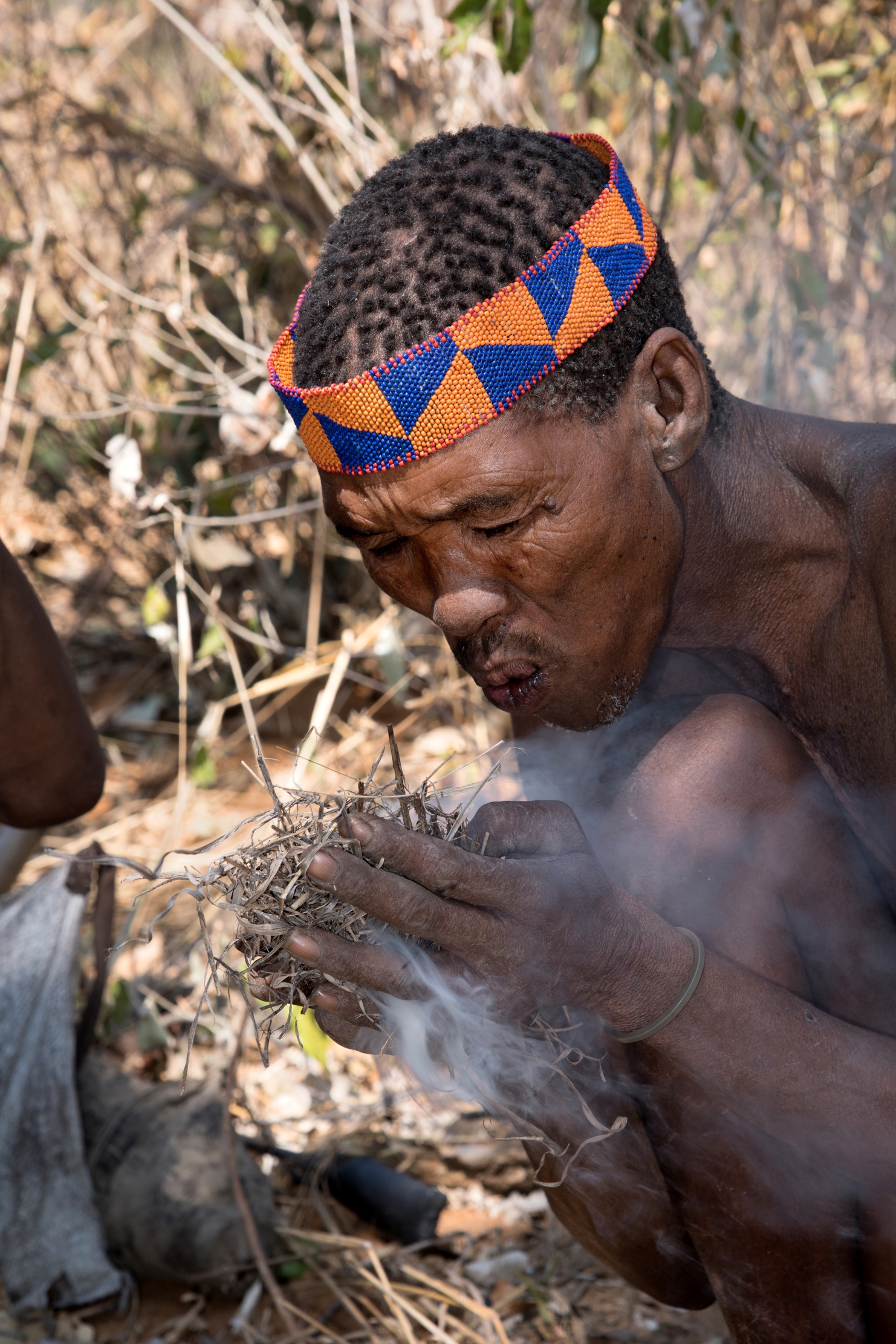 Bushmanland - Boscimane intento ad accendere il