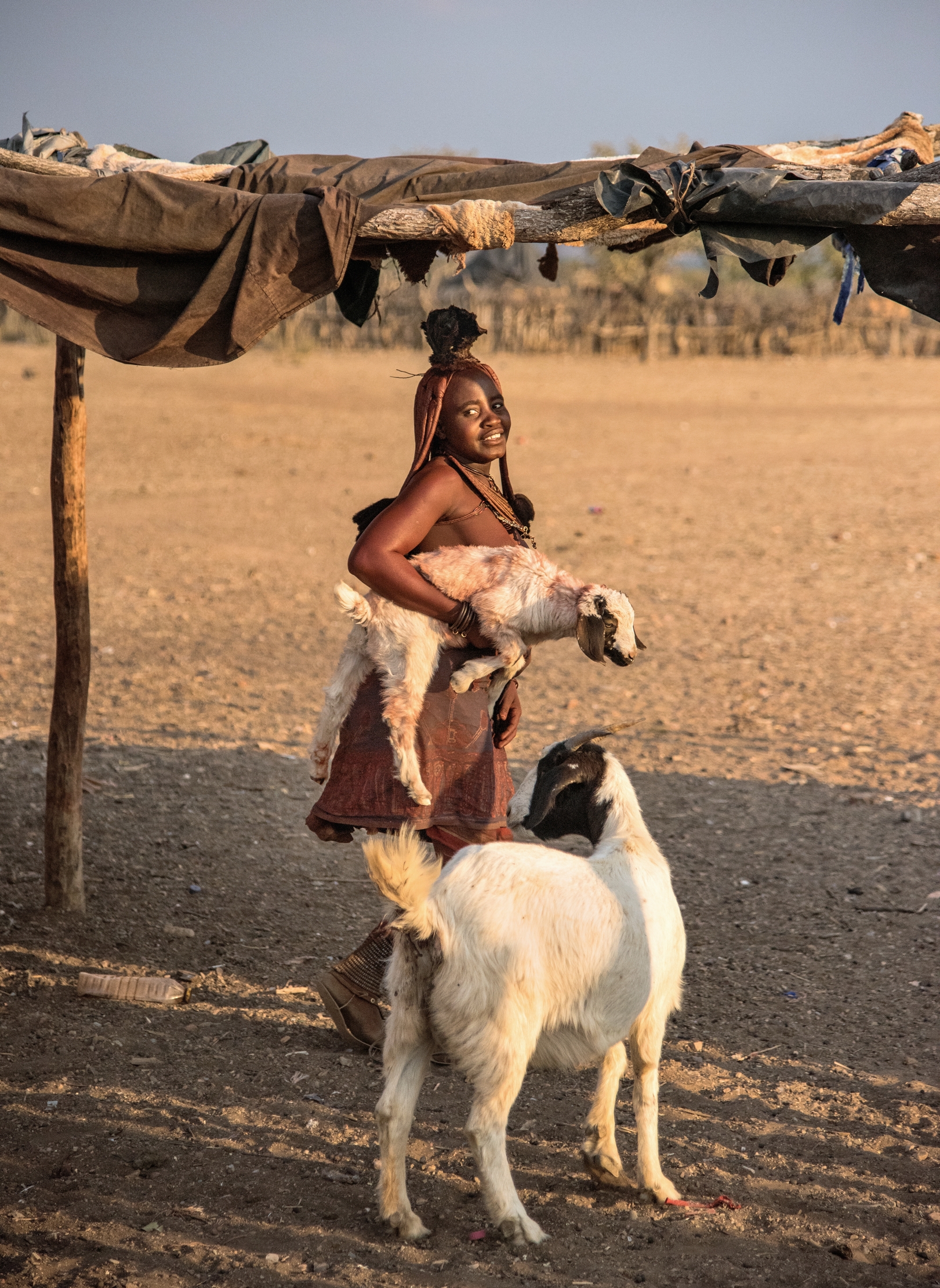 Ovamboland - Giovane donna Himba al lavoro