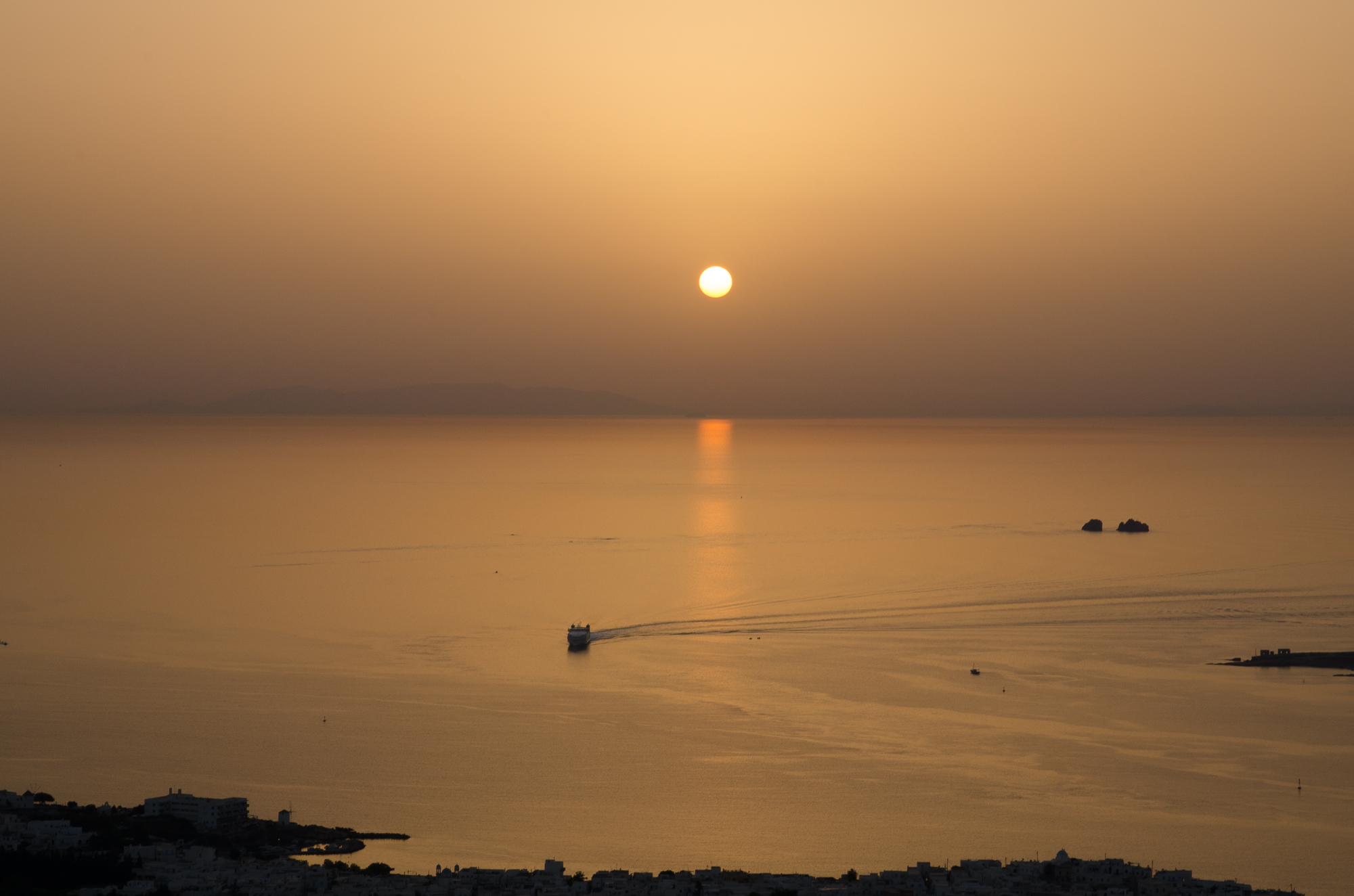 Sola in mezzo al mare!Sunset in Paros