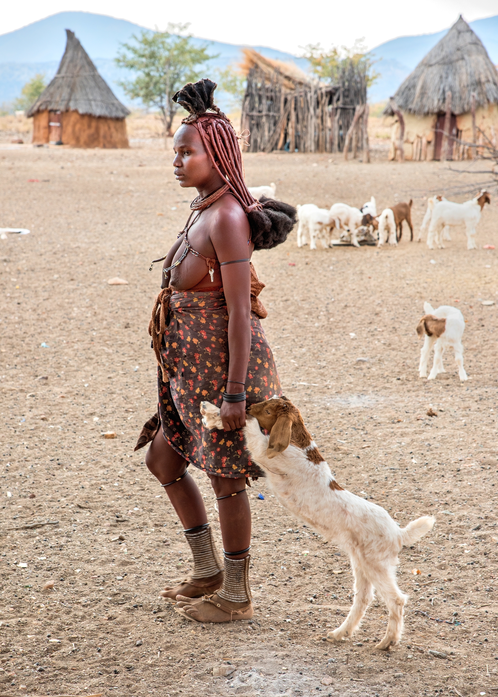 Ovamboland - Donna Himba al lavoro
