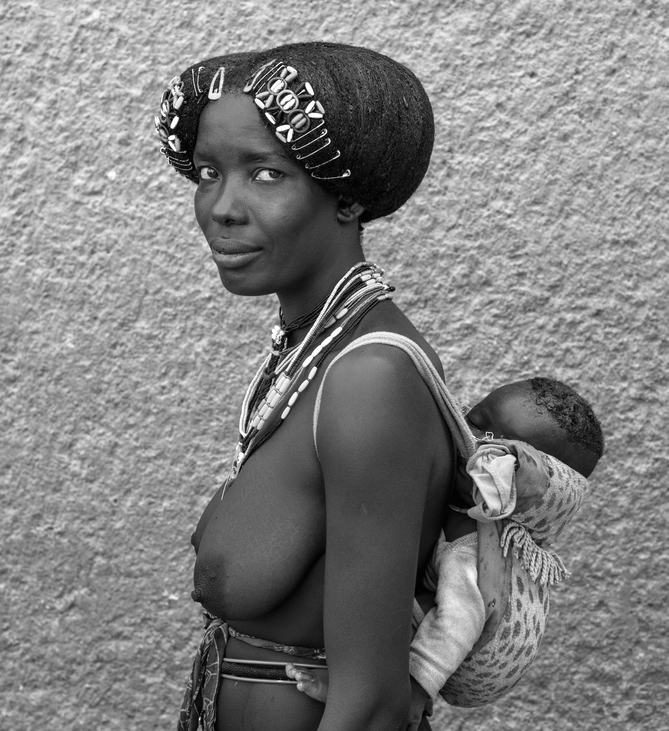 Opuwo - Giovane madre Zemba (bw)