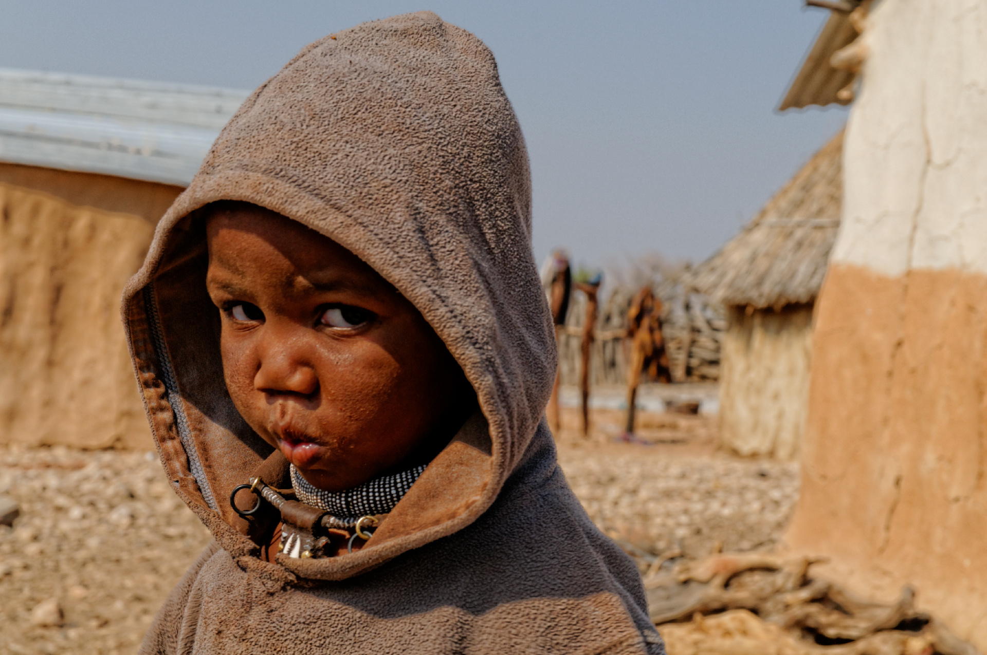 Piccolo Himba guardingo