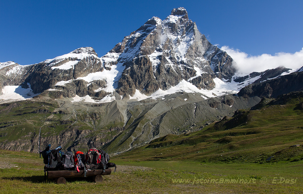 Ai piedi del gigante