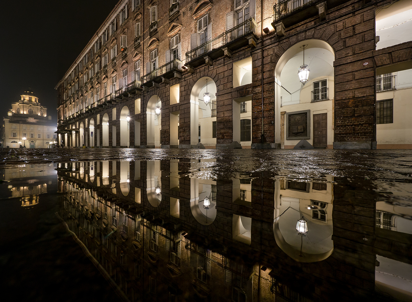 I portici e la chiesa di San Lorenzo